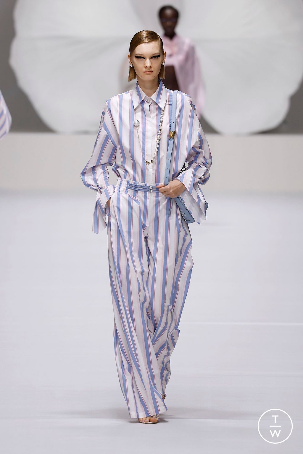 Fashion Week Milan Spring/Summer 2025 look 19 from the Genny collection 女装