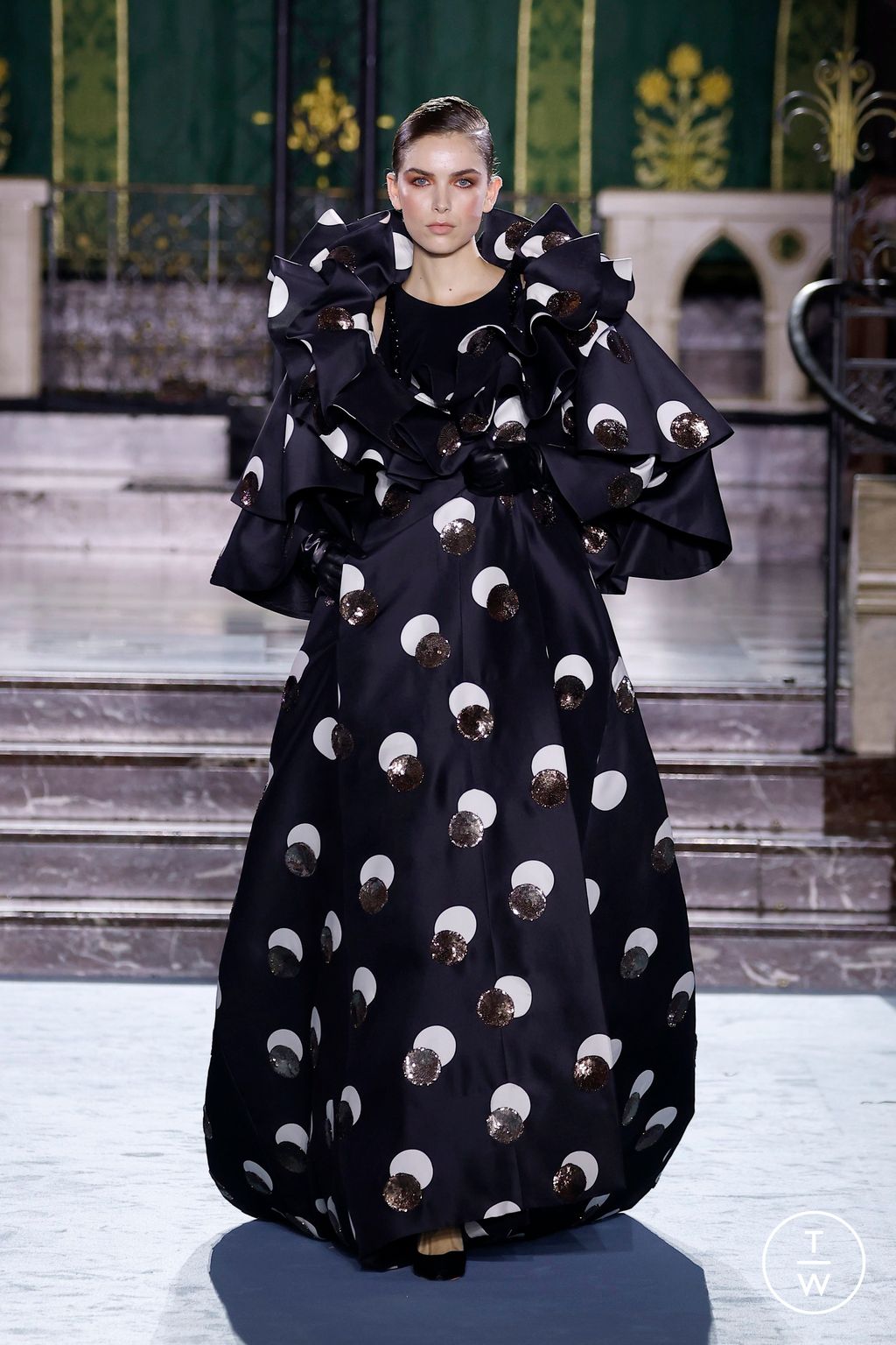 Fashion Week Paris Fall/Winter 2024 look 1 from the Georges Chakra collection 高级定制