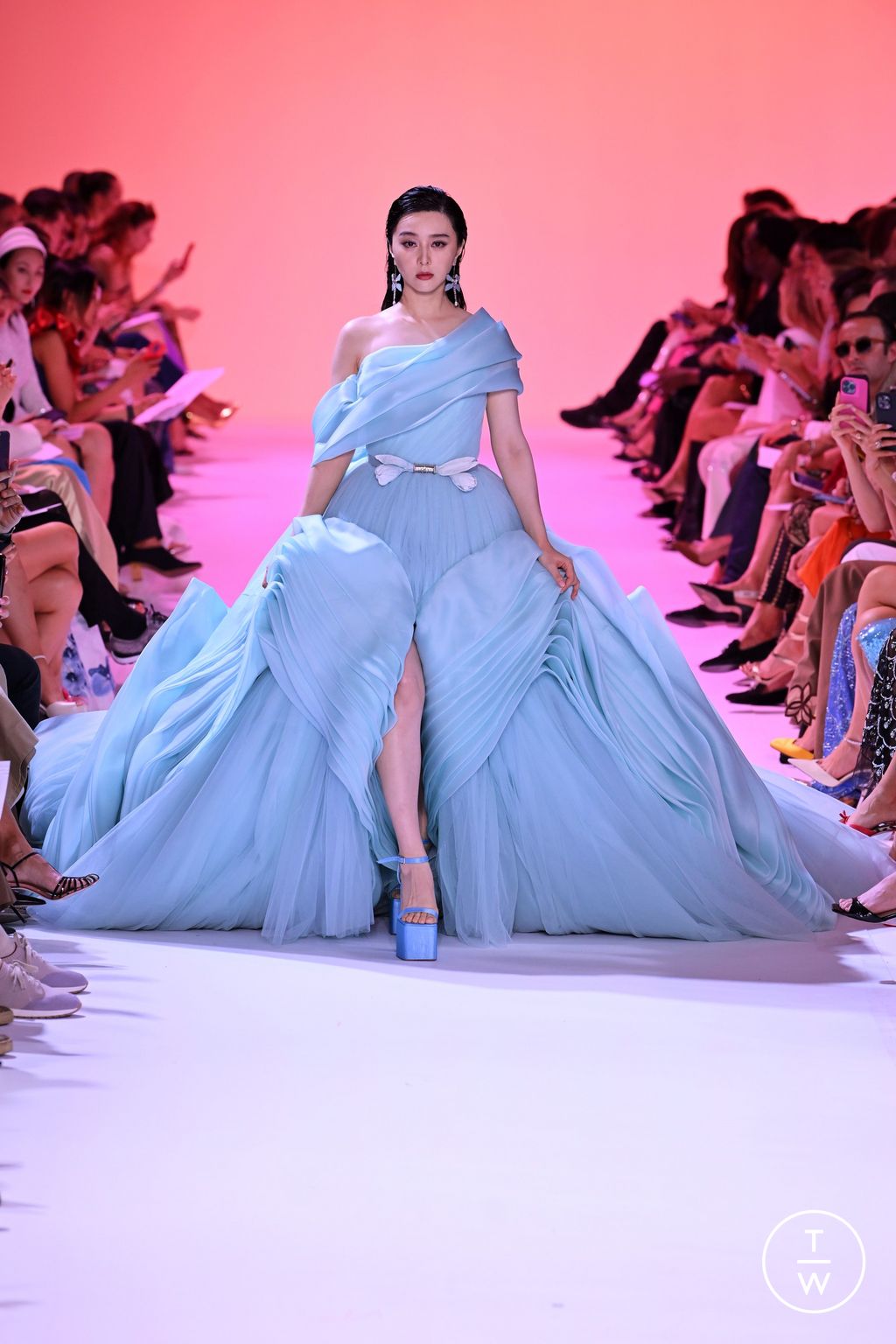 Fashion Week Paris Fall/Winter 2023 look 64 from the Georges Hobeika collection 高级定制