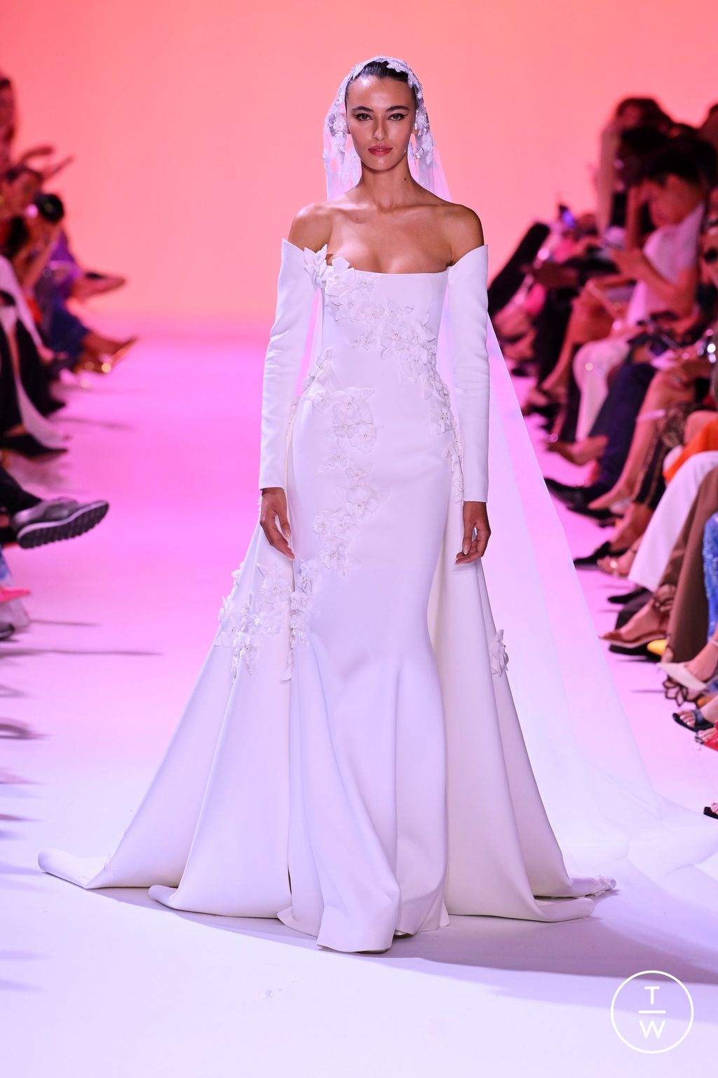 Fashion Week Paris Fall/Winter 2023 look 65 de la collection Georges Hobeika couture