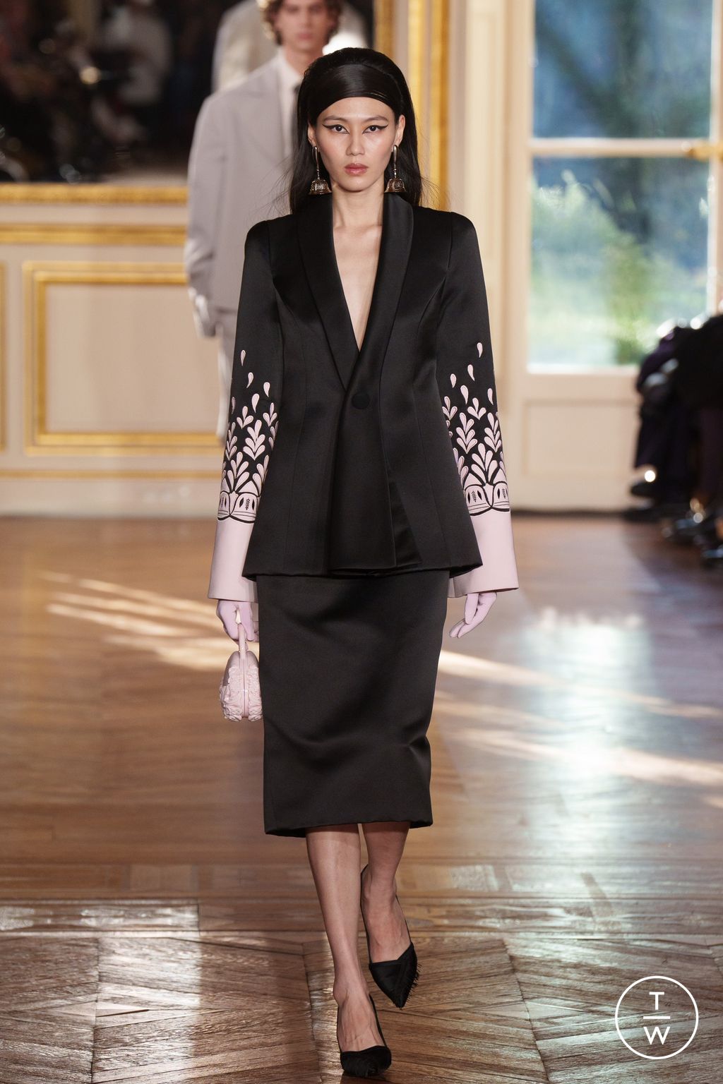 Fashion Week Paris Spring/Summer 2024 look 34 from the Georges Hobeika collection 高级定制