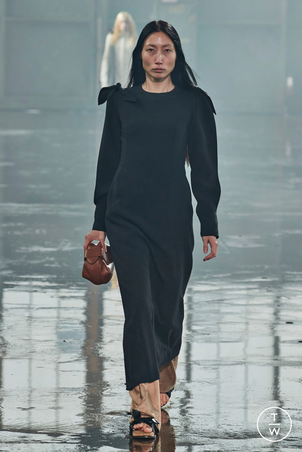 Fashion Week New York Fall/Winter 2021 look 13 from the Gabriela Hearst collection 女装