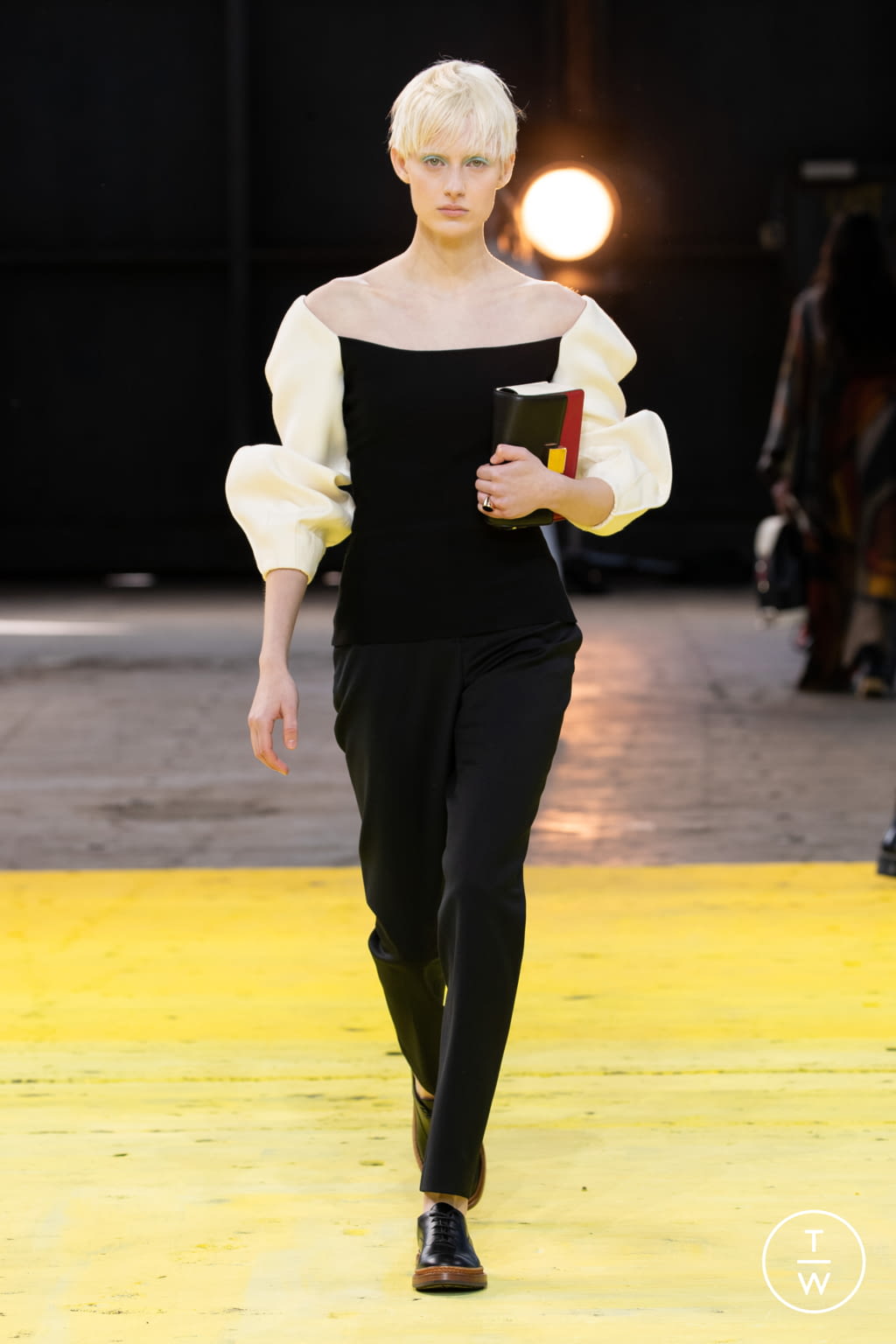 Fashion Week New York Fall/Winter 2022 look 21 from the Gabriela Hearst collection 女装