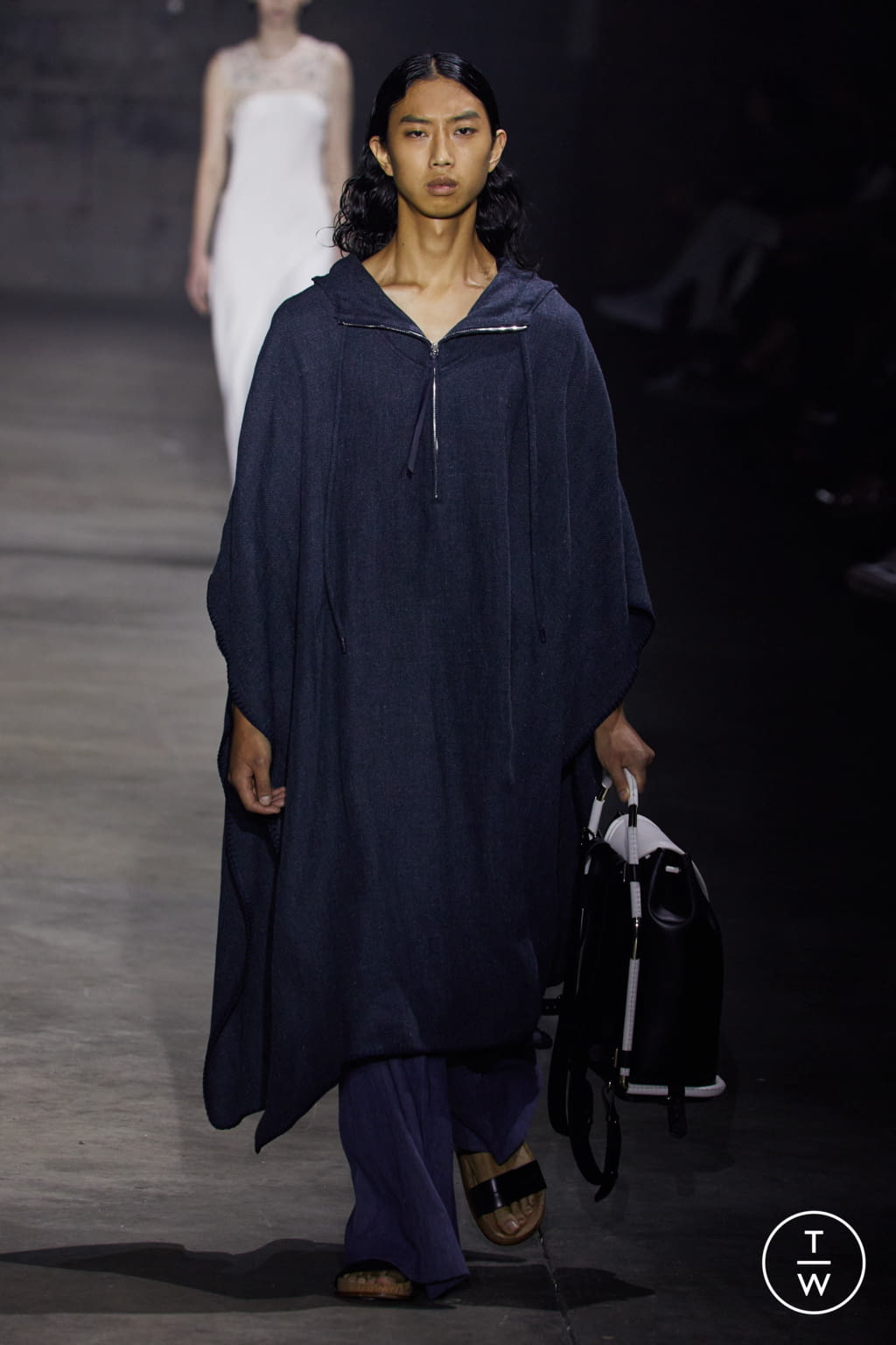 Fashion Week New York Spring/Summer 2022 look 9 from the Gabriela Hearst collection womenswear