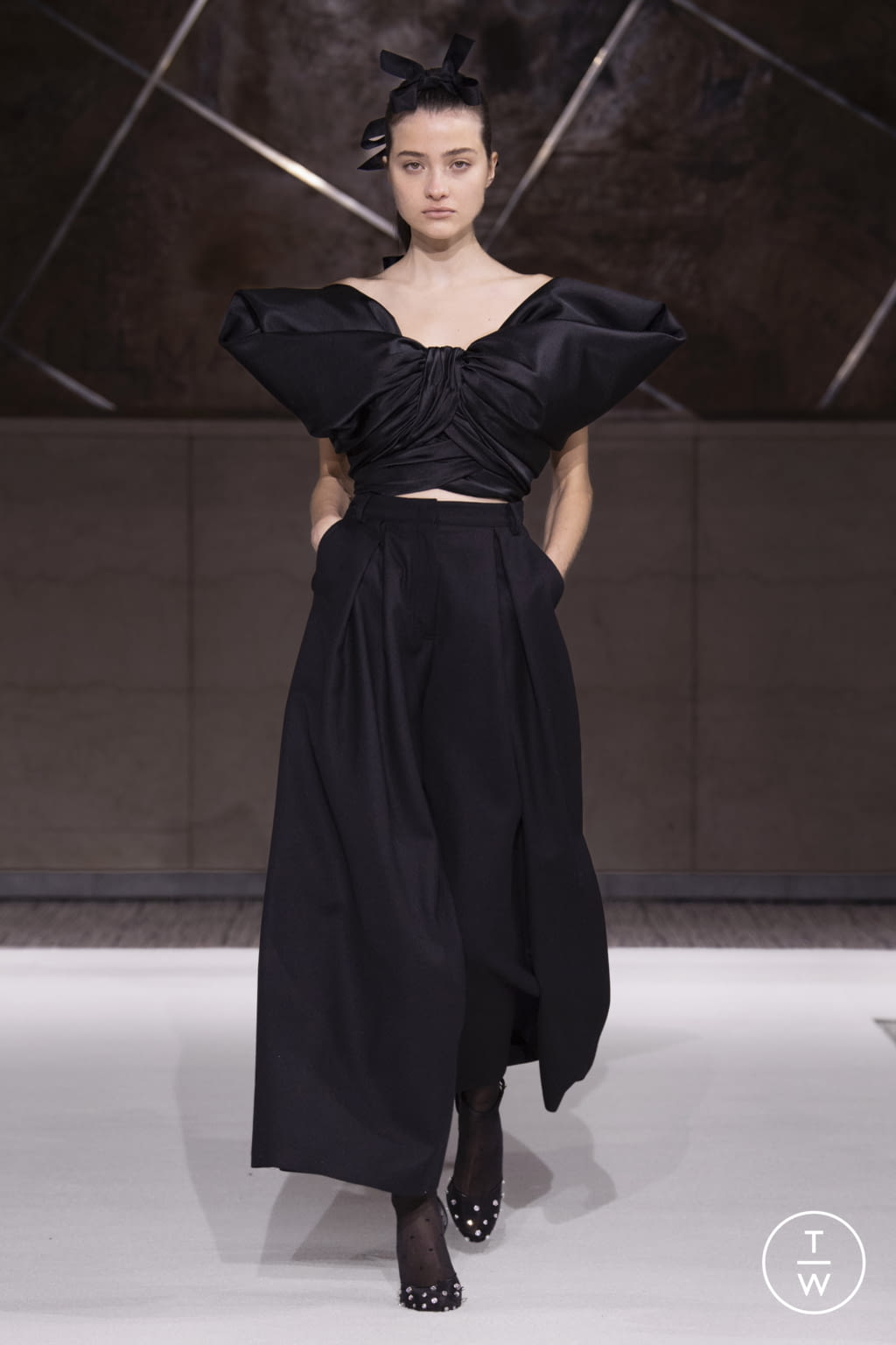 Fashion Week Paris Spring/Summer 2022 look 2 de la collection Giambattista Valli couture