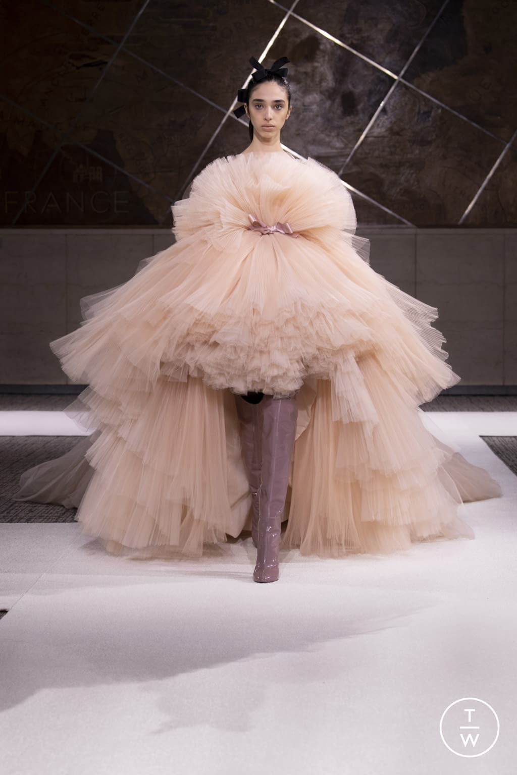 Fashion Week Paris Spring/Summer 2022 look 9 from the Giambattista Valli collection couture