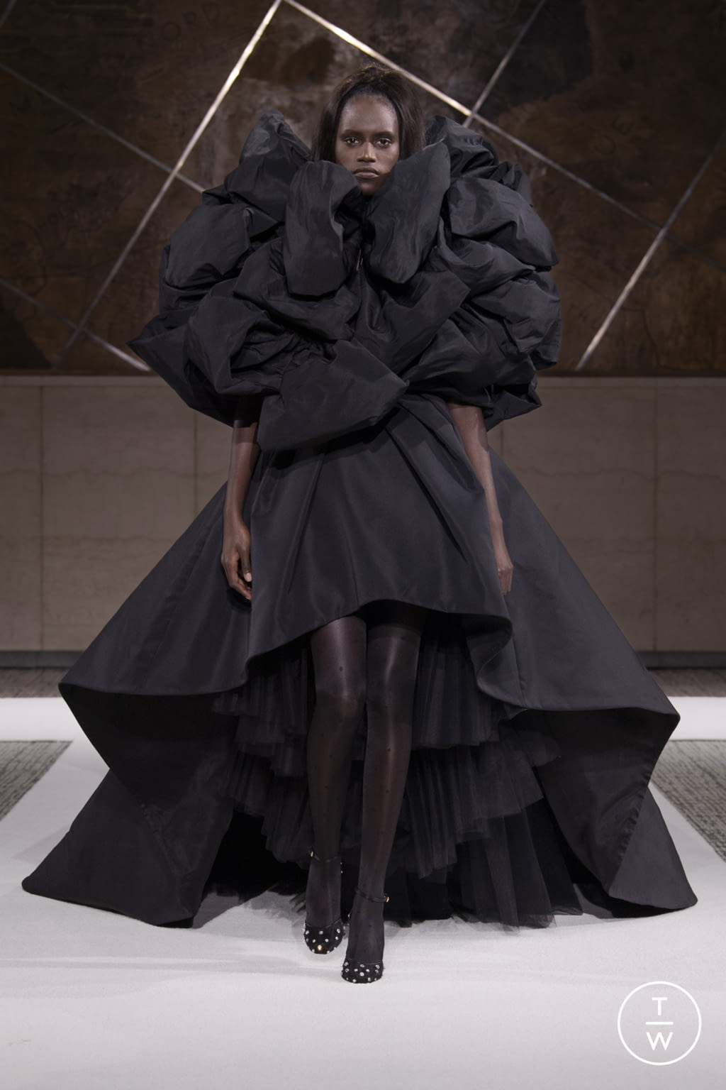 Fashion Week Paris Spring/Summer 2022 look 13 from the Giambattista Valli collection couture