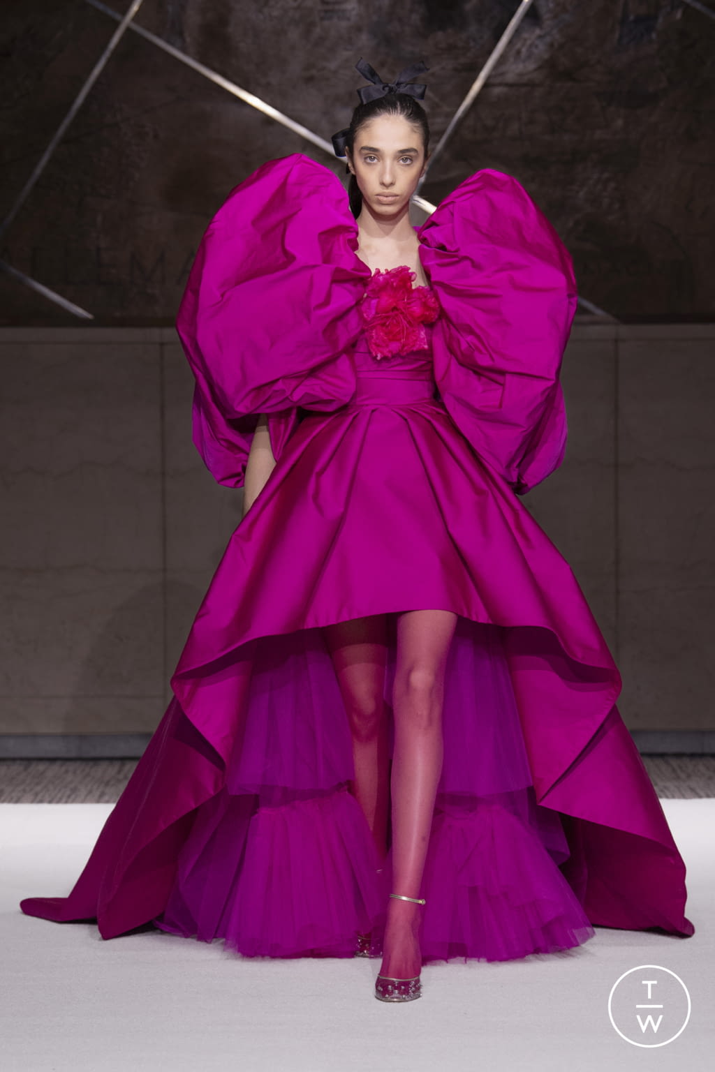 Fashion Week Paris Spring/Summer 2022 look 15 from the Giambattista Valli collection 高级定制