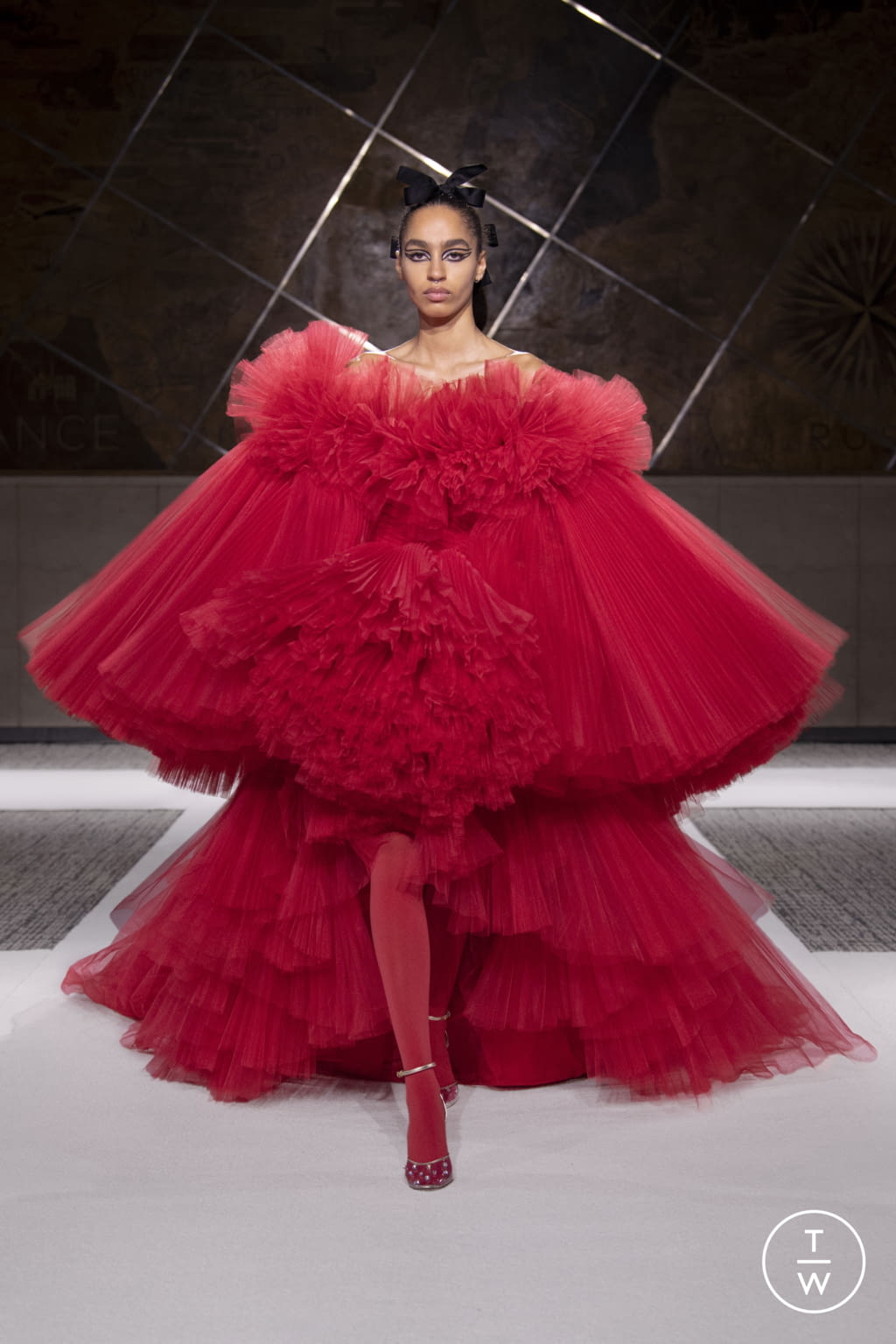 Fashion Week Paris Spring/Summer 2022 look 16 from the Giambattista Valli collection couture