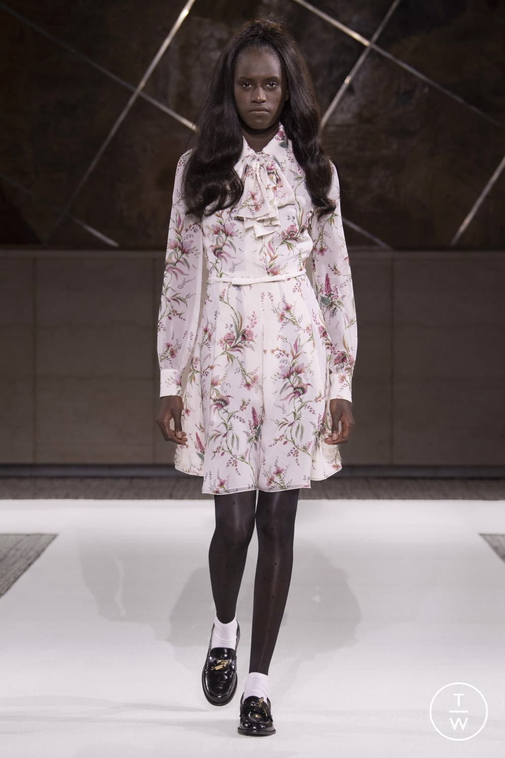 Fashion Week Paris Pre-Fall 2022 look 25 from the Giambattista Valli collection 女装