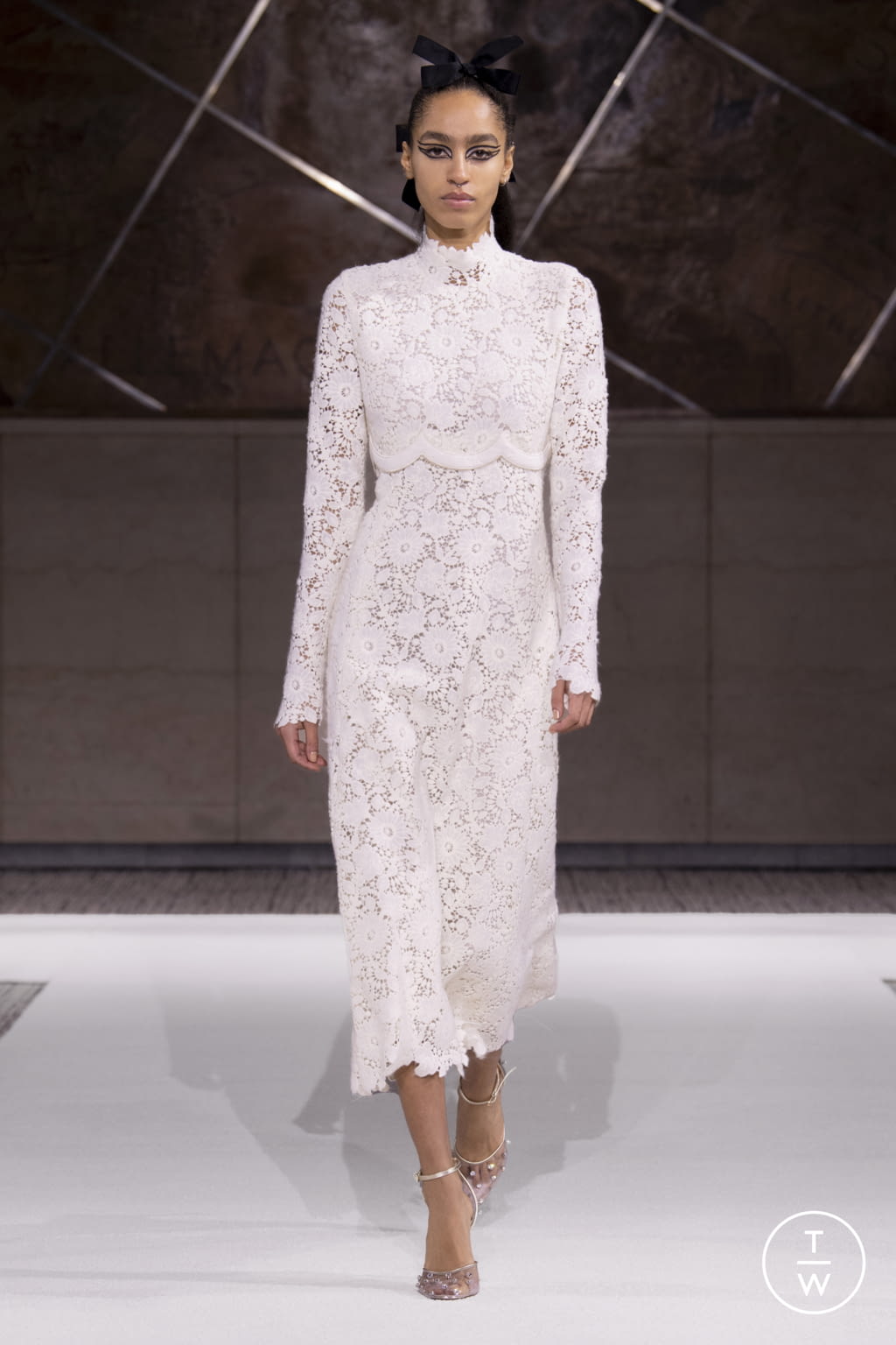 Fashion Week Paris Pre-Fall 2022 look 30 from the Giambattista Valli collection 女装