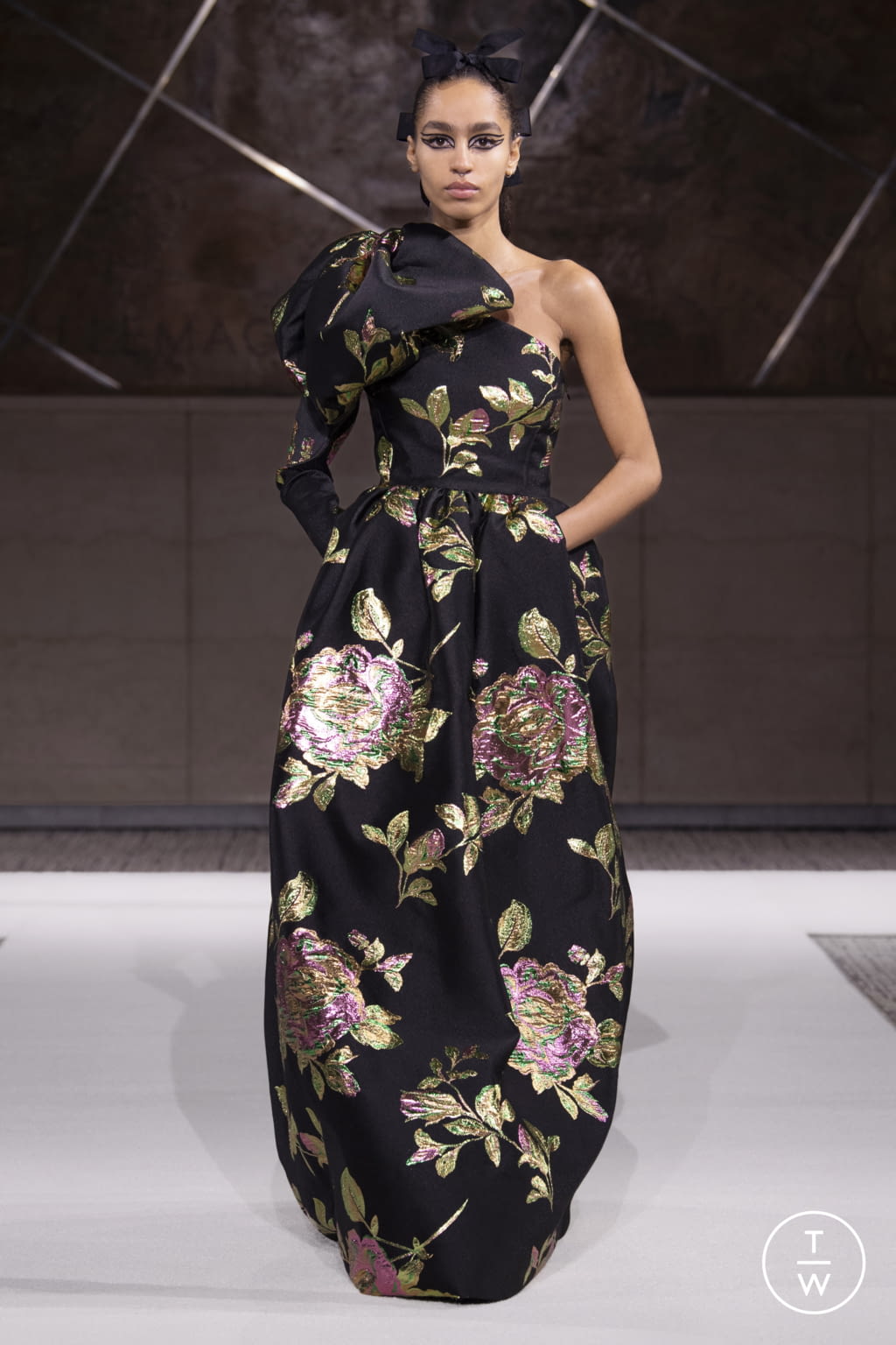 Fashion Week Paris Pre-Fall 2022 look 40 from the Giambattista Valli collection womenswear