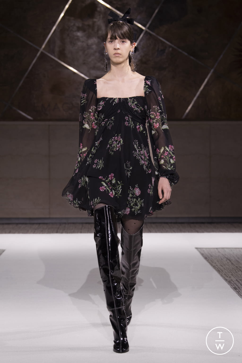 Fashion Week Paris Pre-Fall 2022 look 41 from the Giambattista Valli collection 女装