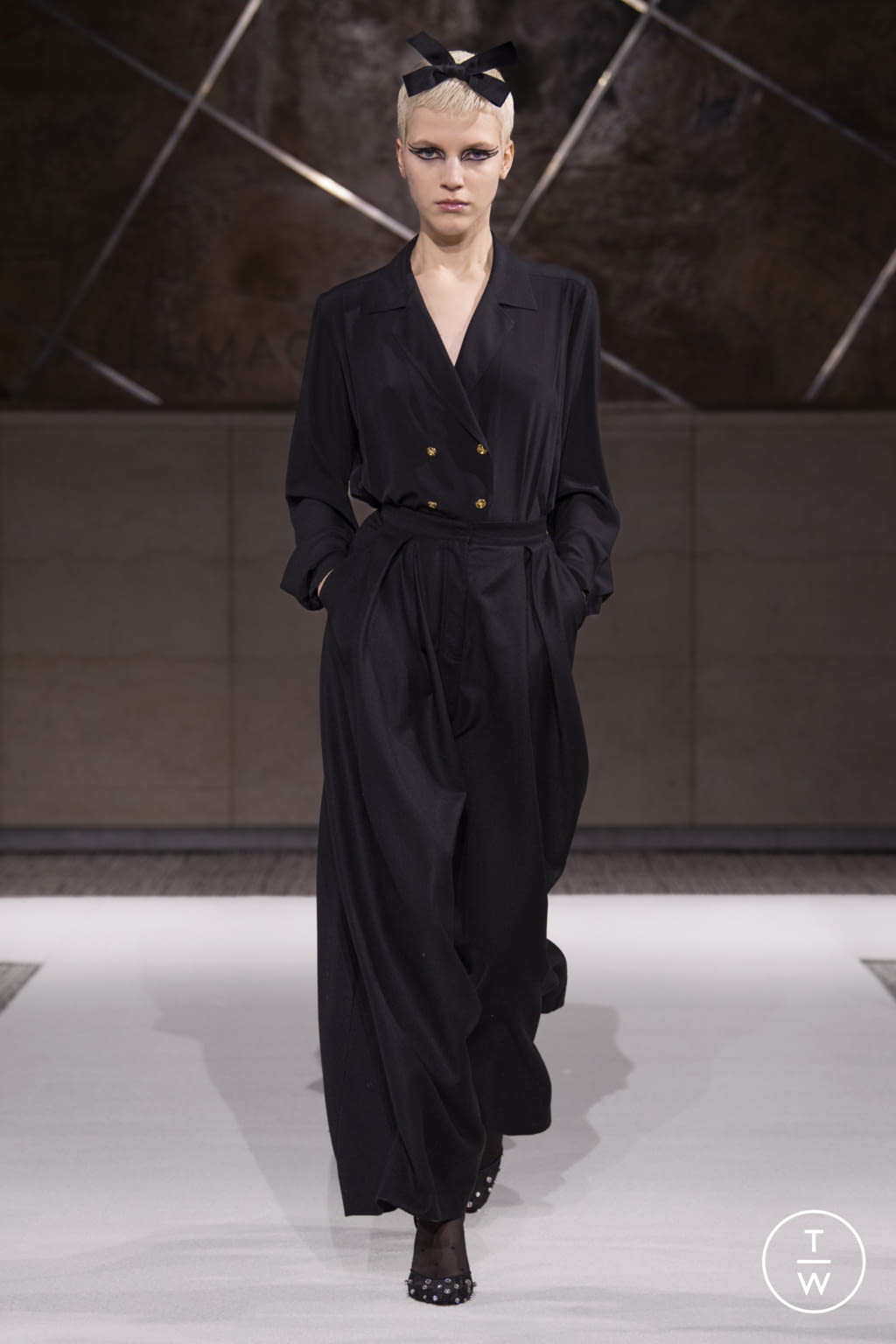 Fashion Week Paris Pre-Fall 2022 look 44 from the Giambattista Valli collection 女装