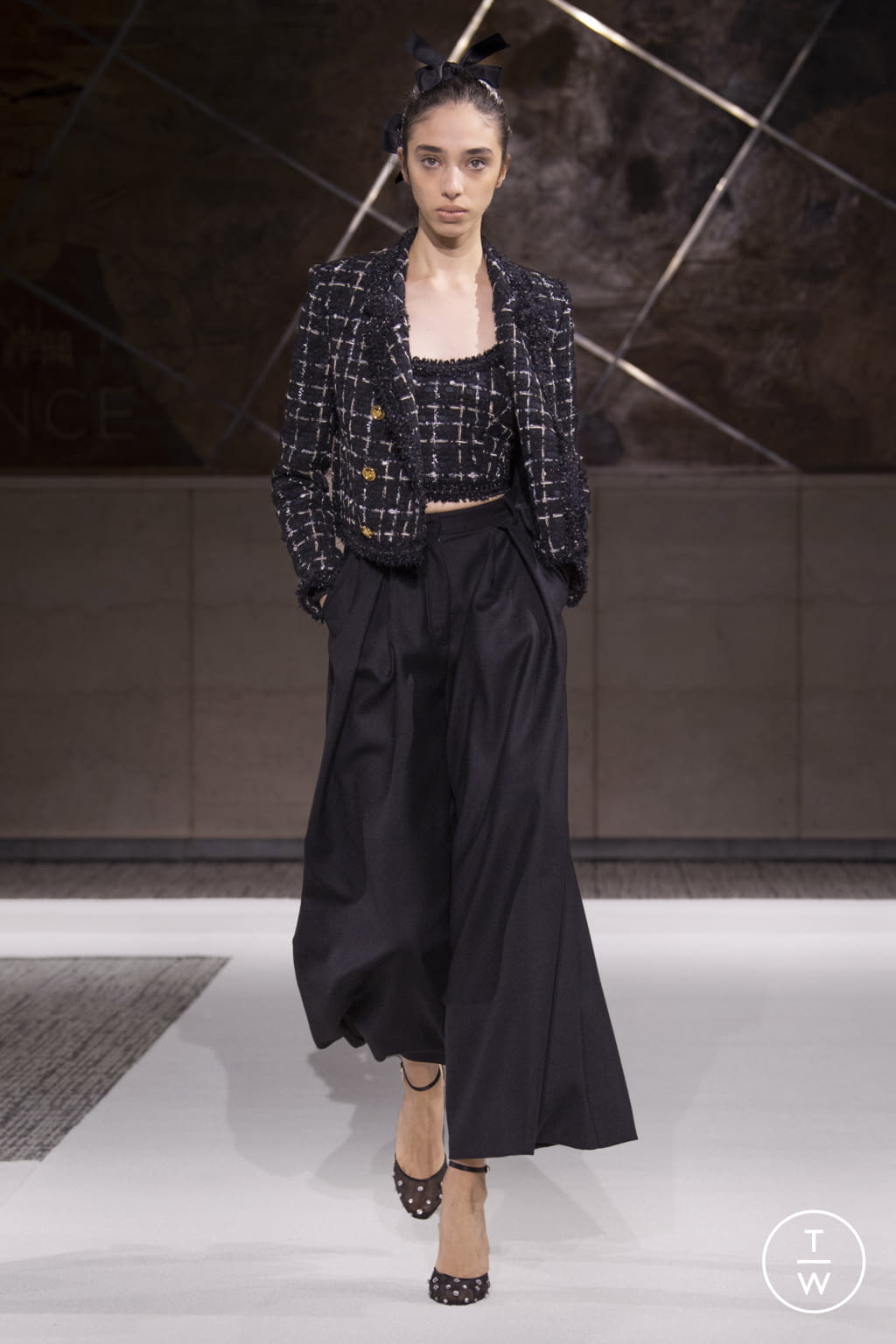 Fashion Week Paris Pre-Fall 2022 look 46 from the Giambattista Valli collection 女装