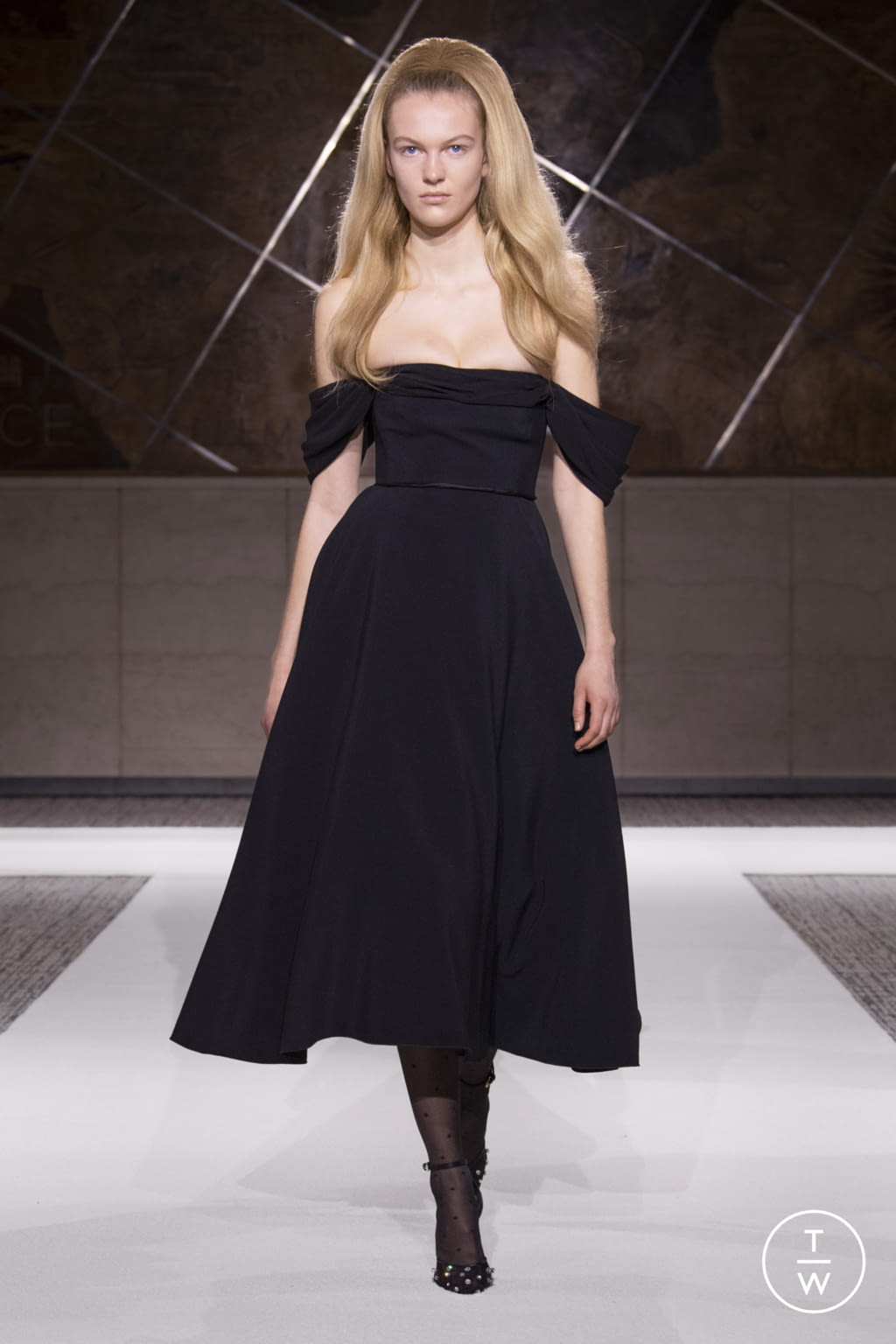 Fashion Week Paris Pre-Fall 2022 look 49 from the Giambattista Valli collection 女装