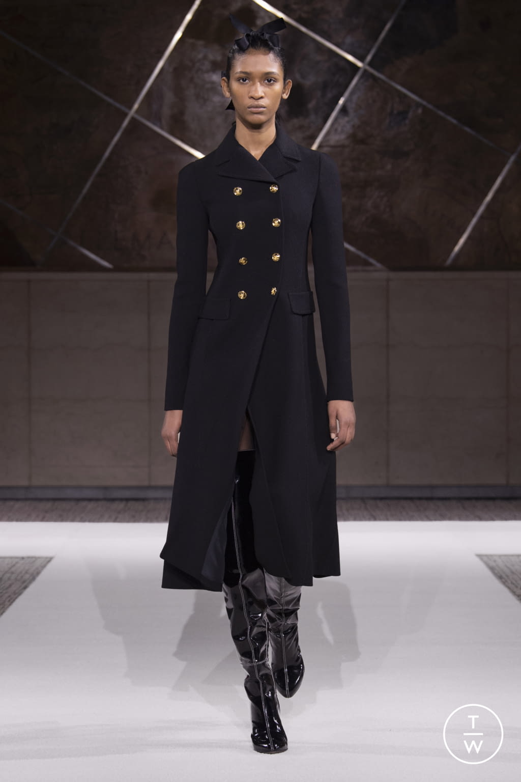 Fashion Week Paris Pre-Fall 2022 look 54 from the Giambattista Valli collection 女装