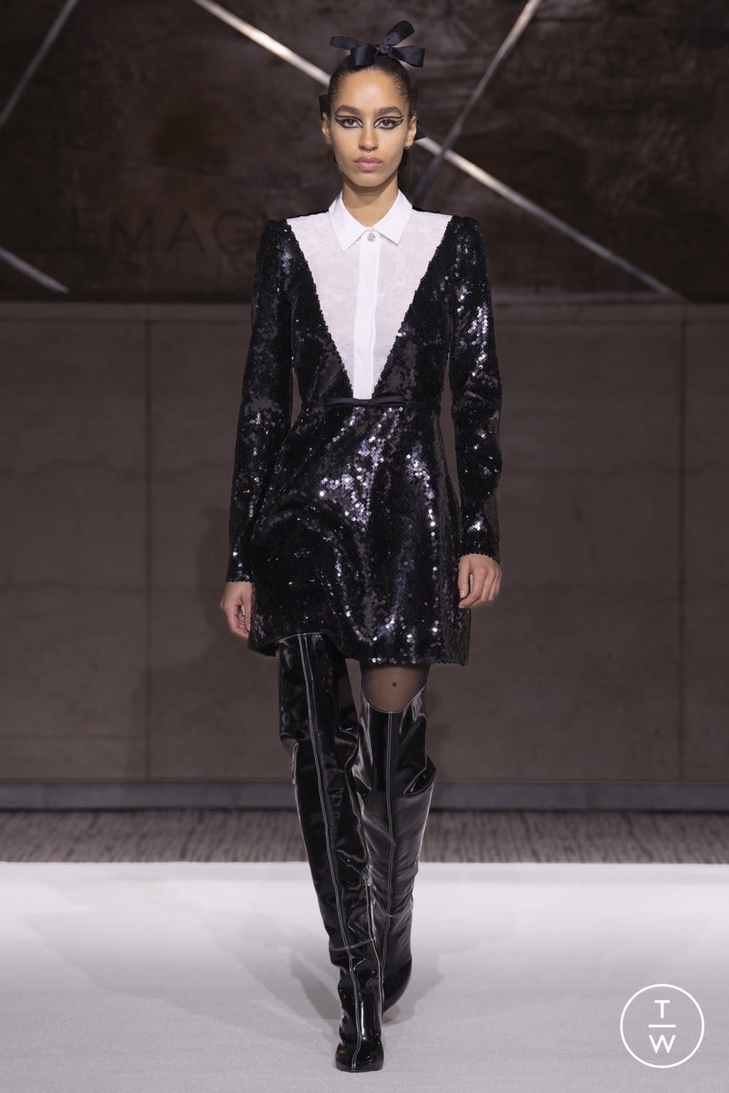 Fashion Week Paris Pre-Fall 2022 look 56 from the Giambattista Valli collection 女装