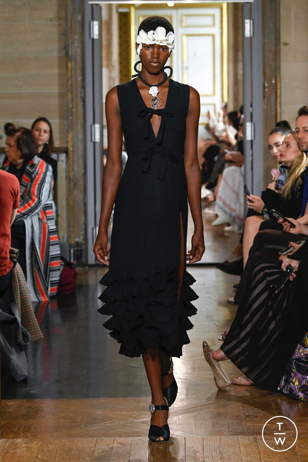 Fashion Week Paris Spring/Summer 2020 look 37 from the Giambattista Valli collection 女装