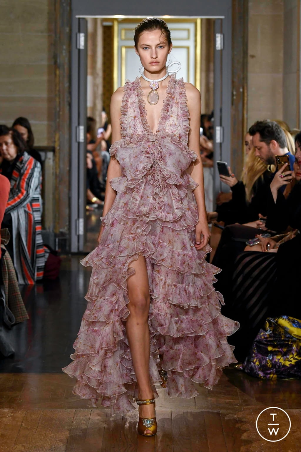 Fashion Week Paris Spring/Summer 2020 look 54 from the Giambattista Valli collection 女装