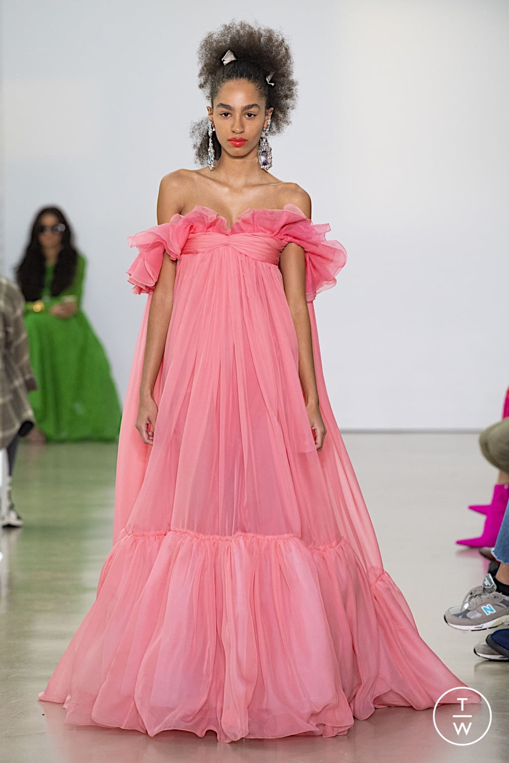 Fashion Week Paris Spring/Summer 2022 look 61 from the Giambattista Valli collection 女装