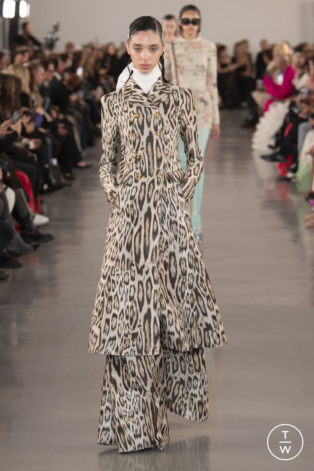 Fashion Week Paris Fall/Winter 2022 look 4 de la collection Giambattista Valli womenswear