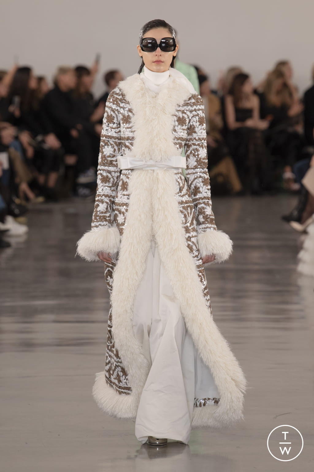 Fashion Week Paris Fall/Winter 2022 look 17 de la collection Giambattista Valli womenswear