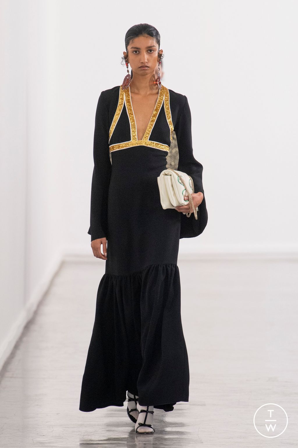Fashion Week Paris Fall/Winter 2023 look 4 de la collection Giambattista Valli womenswear