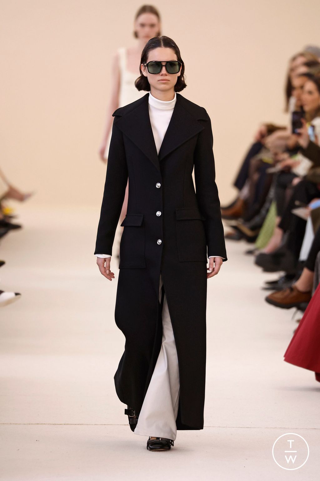 Fashion Week Paris Fall/Winter 2024 look 1 from the Giambattista Valli collection 女装