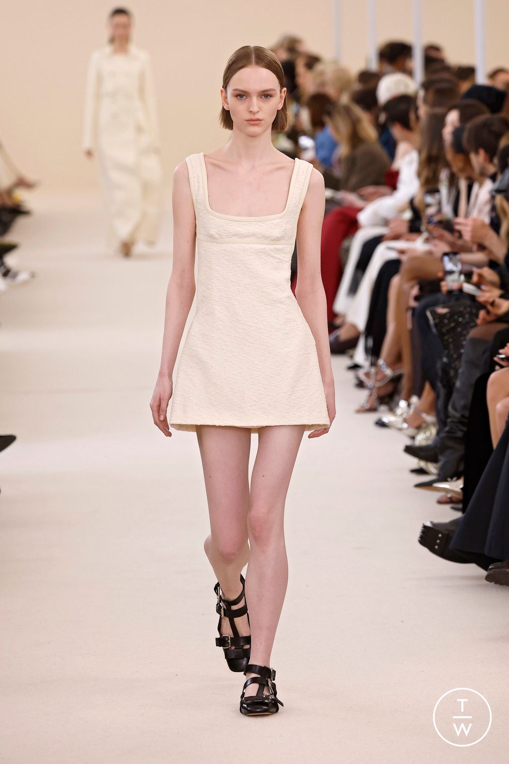 Fashion Week Paris Fall/Winter 2024 look 2 from the Giambattista Valli collection 女装