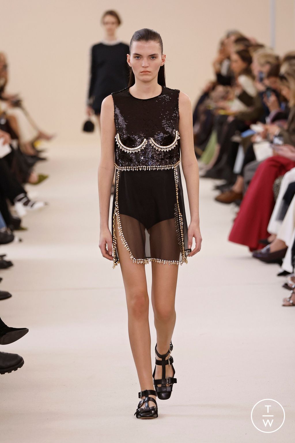 Fashion Week Paris Fall/Winter 2024 look 8 de la collection Giambattista Valli womenswear