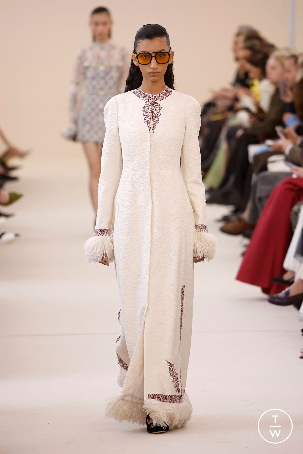 Fashion Week Paris Fall/Winter 2024 look 14 de la collection Giambattista Valli womenswear