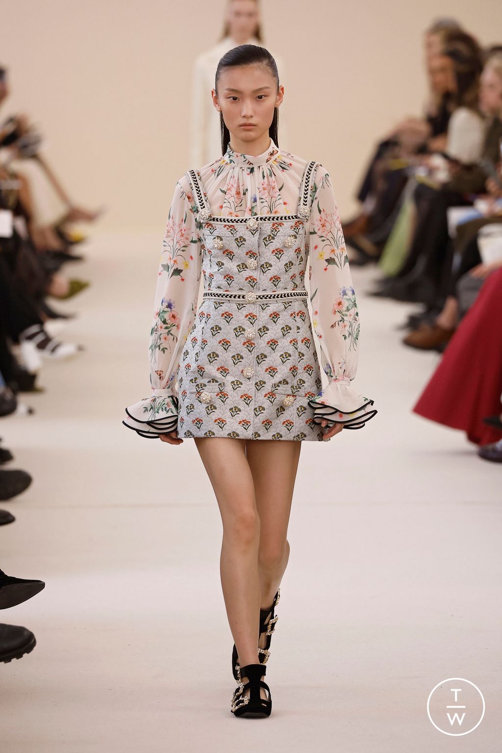 Fashion Week Paris Fall/Winter 2024 look 15 de la collection Giambattista Valli womenswear