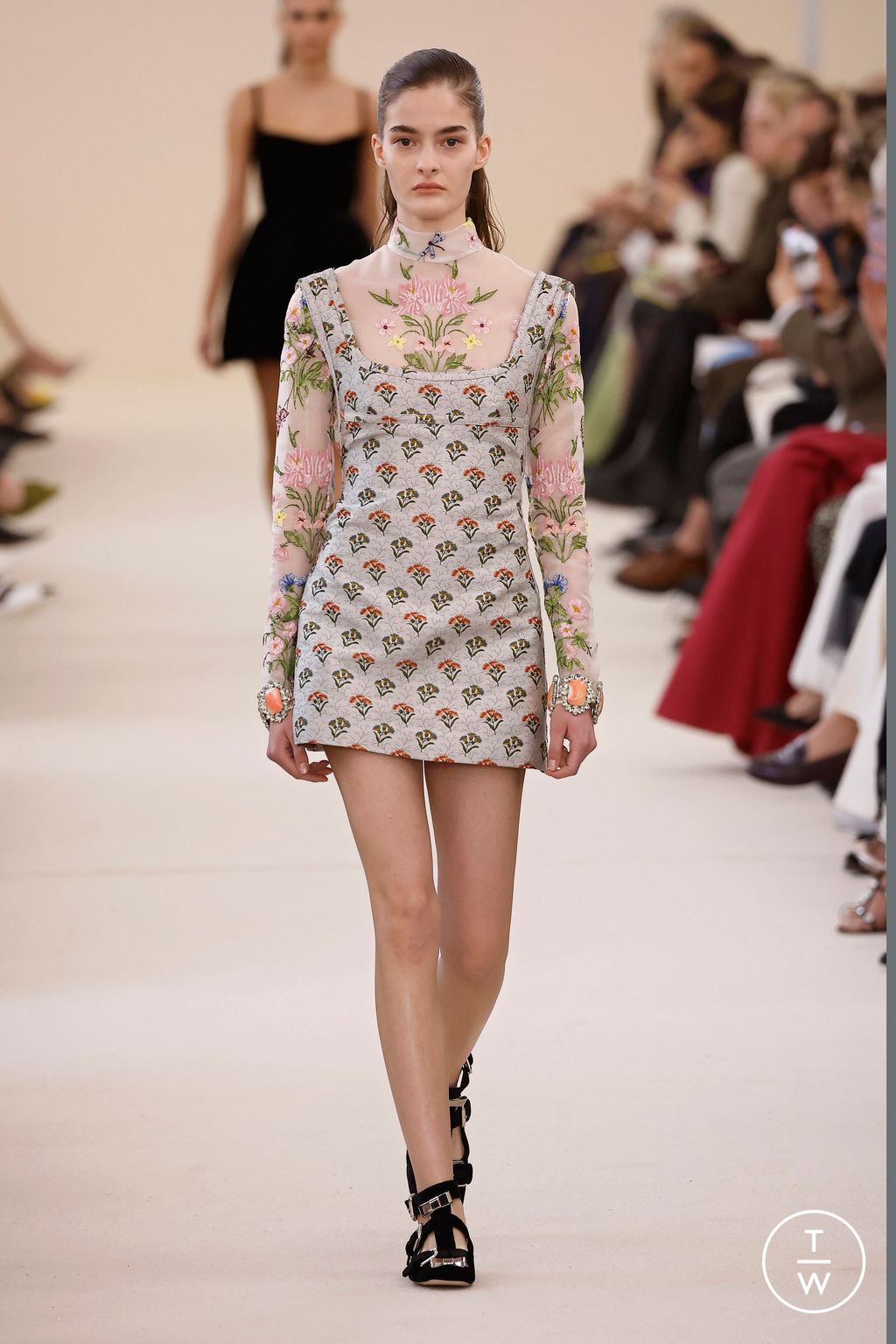 Fashion Week Paris Fall/Winter 2024 look 17 from the Giambattista Valli collection 女装