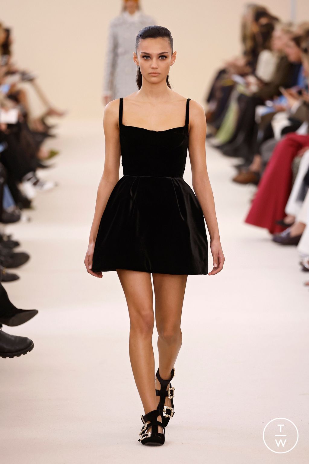 Fashion Week Paris Fall/Winter 2024 look 18 from the Giambattista Valli collection 女装