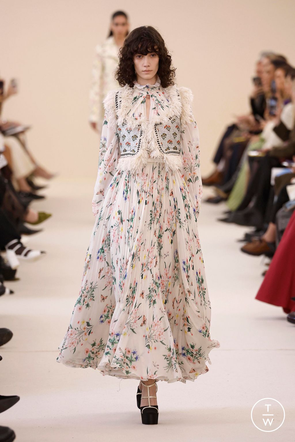 Fashion Week Paris Fall/Winter 2024 look 20 de la collection Giambattista Valli womenswear