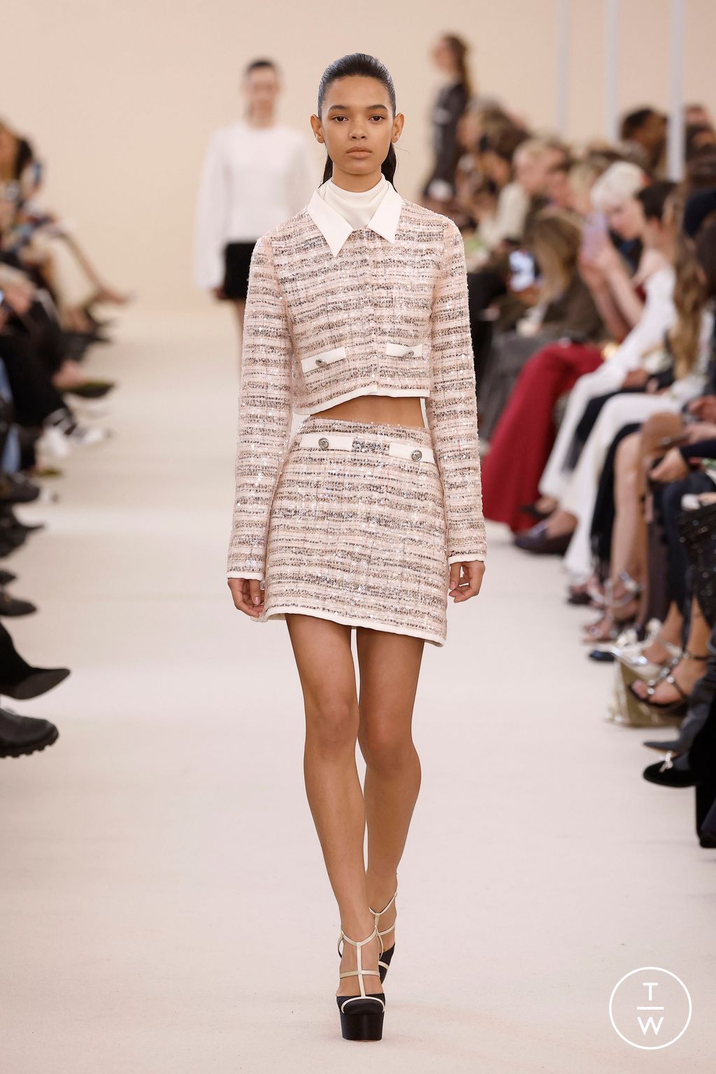 Fashion Week Paris Fall/Winter 2024 look 30 from the Giambattista Valli collection 女装