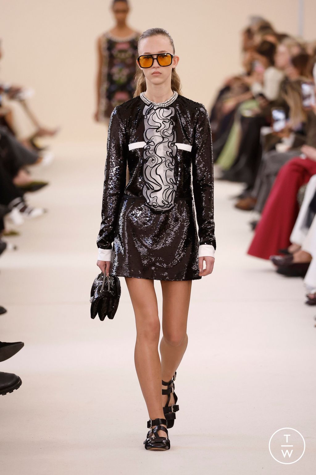 Fashion Week Paris Fall/Winter 2024 look 32 from the Giambattista Valli collection 女装