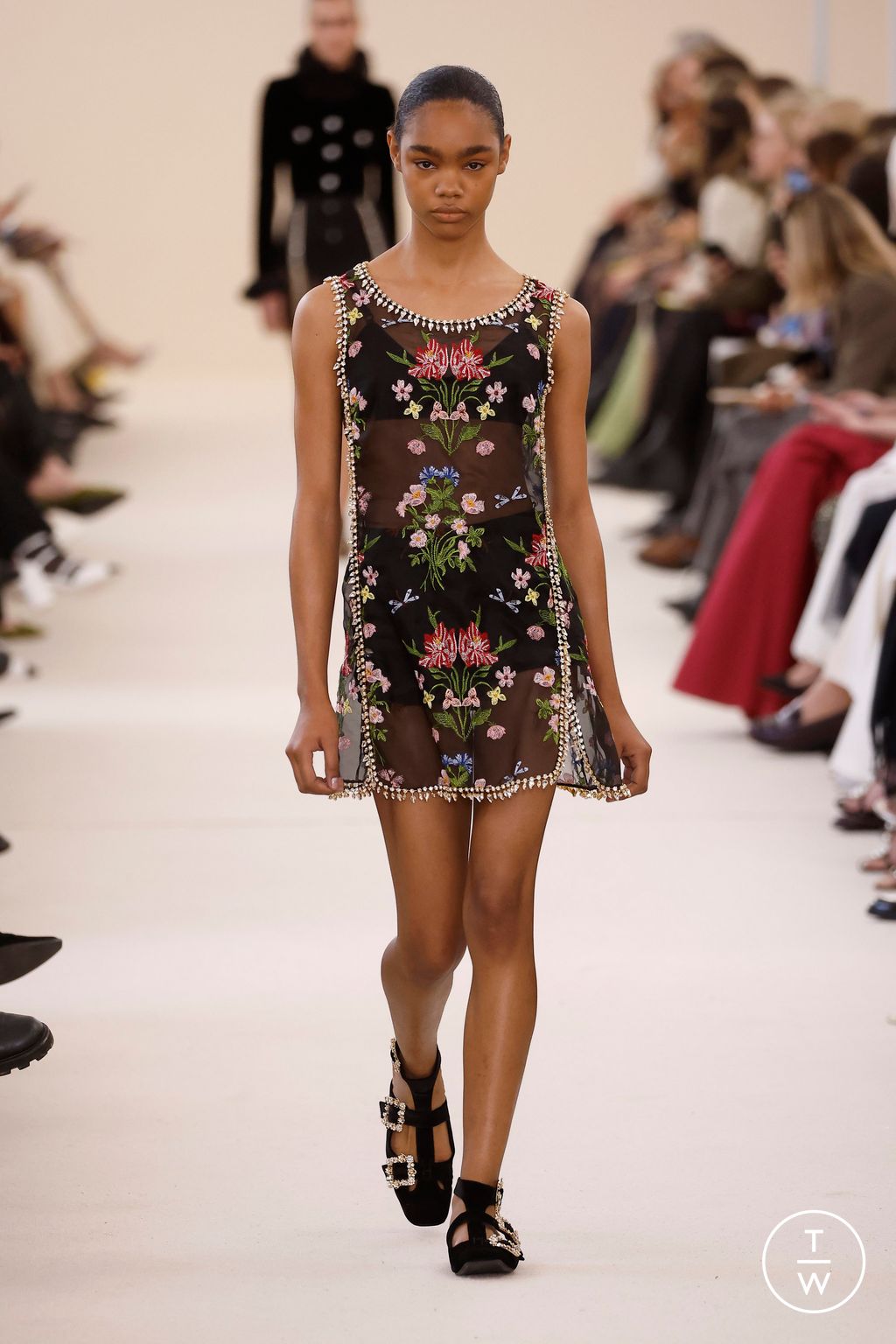 Fashion Week Paris Fall/Winter 2024 look 33 de la collection Giambattista Valli womenswear