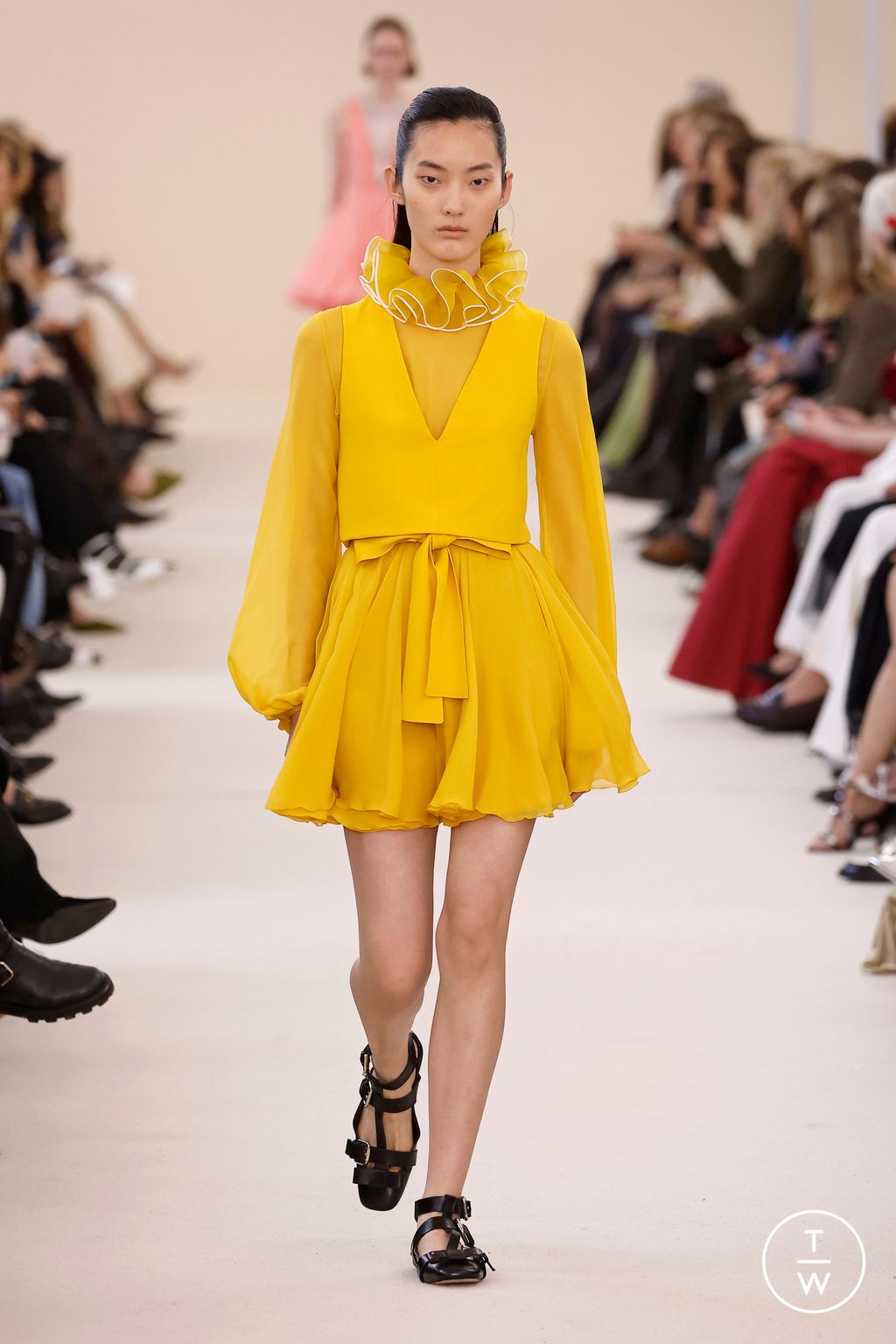 Fashion Week Paris Fall/Winter 2024 look 38 from the Giambattista Valli collection 女装