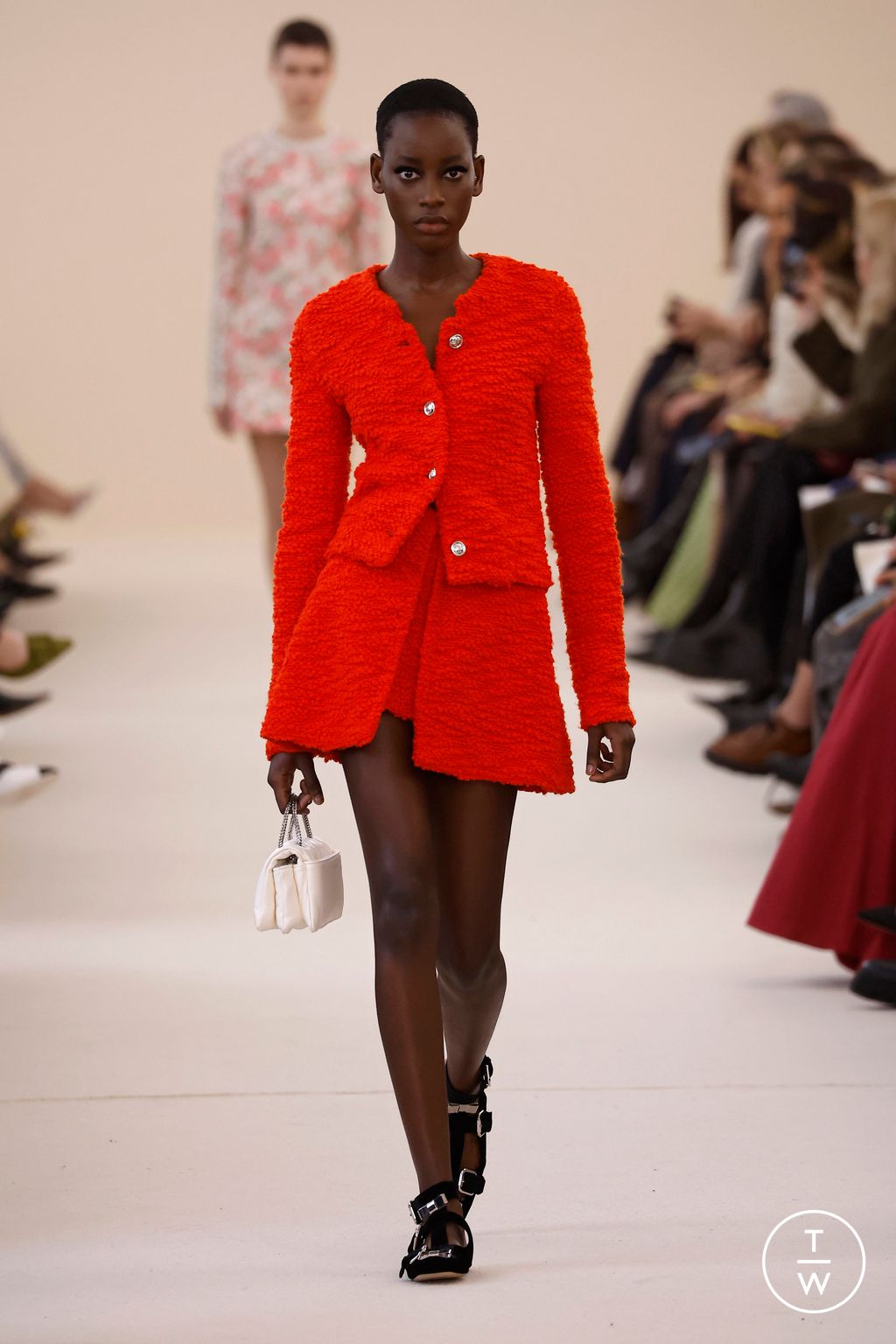 Fashion Week Paris Fall/Winter 2024 look 40 de la collection Giambattista Valli womenswear