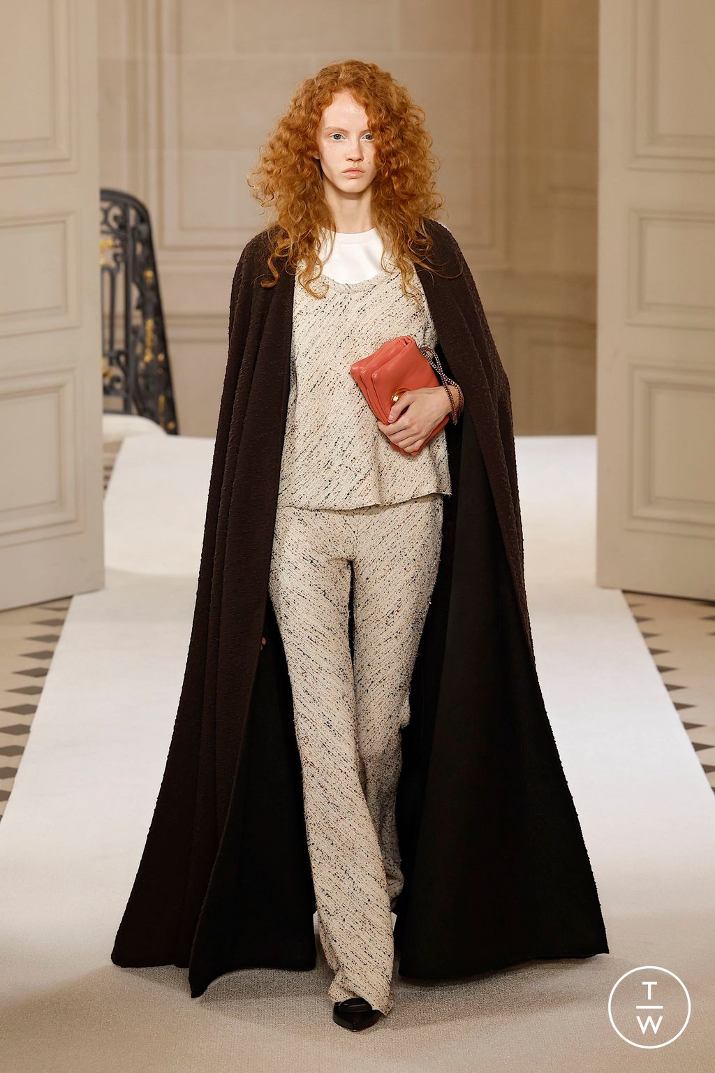 Fashion Week Paris Fall/Winter 2025 look 2 de la collection Giambattista Valli womenswear