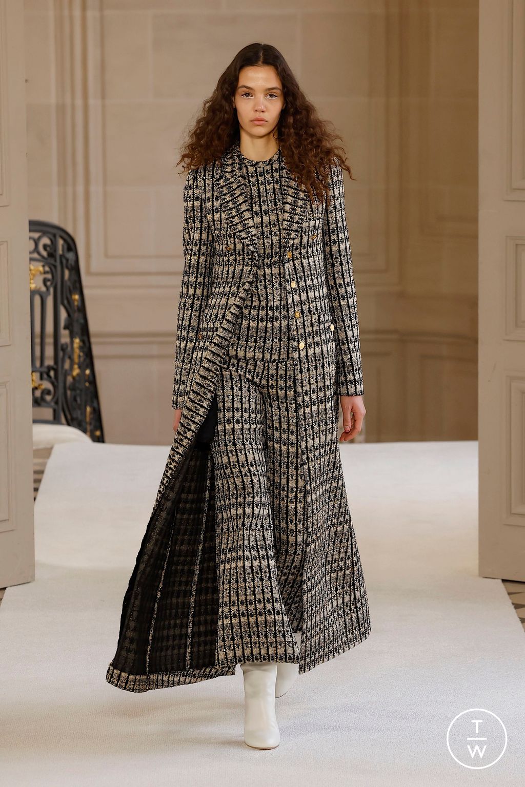 Fashion Week Paris Fall/Winter 2025 look 5 de la collection Giambattista Valli womenswear