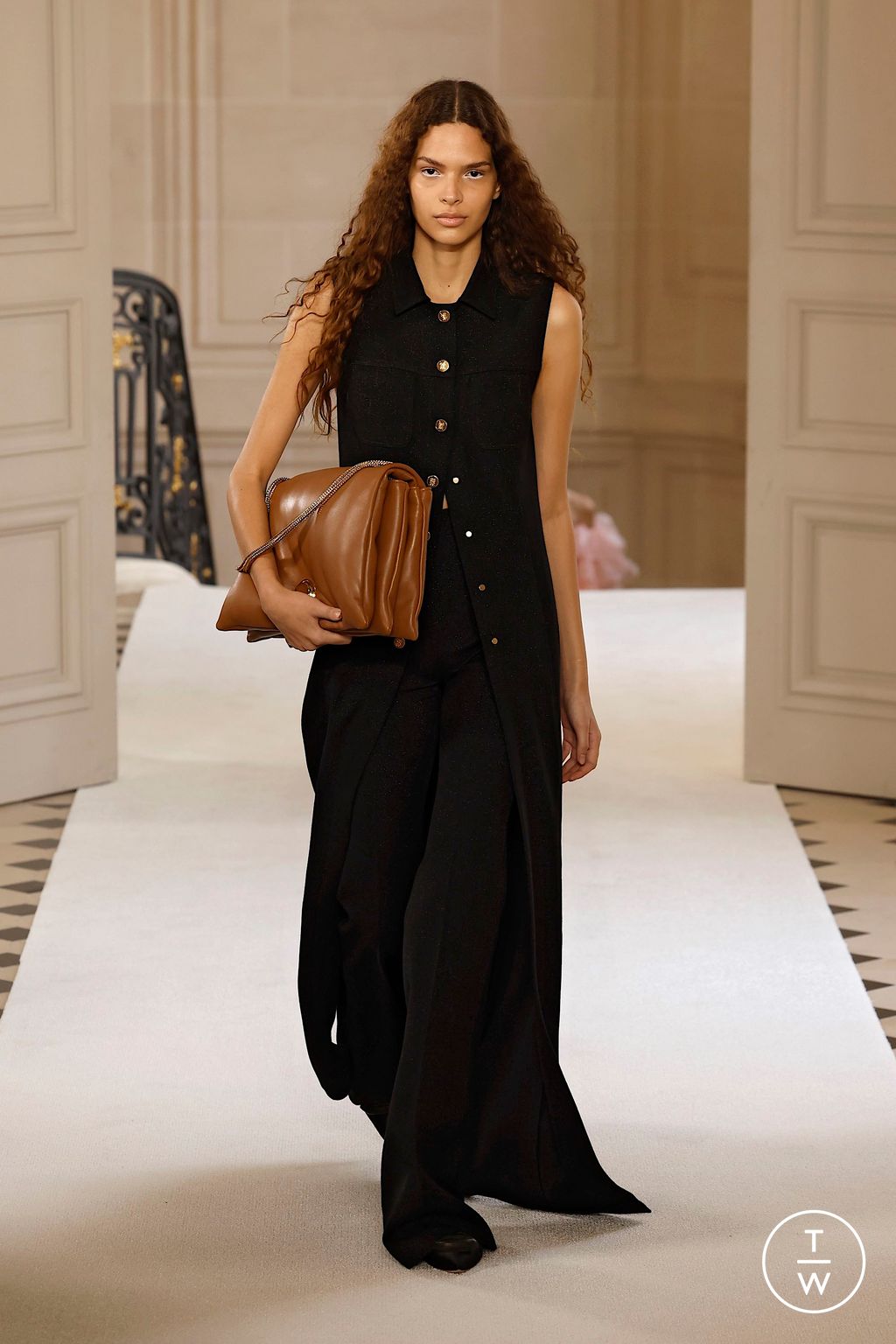 Fashion Week Paris Fall/Winter 2025 look 11 de la collection Giambattista Valli womenswear