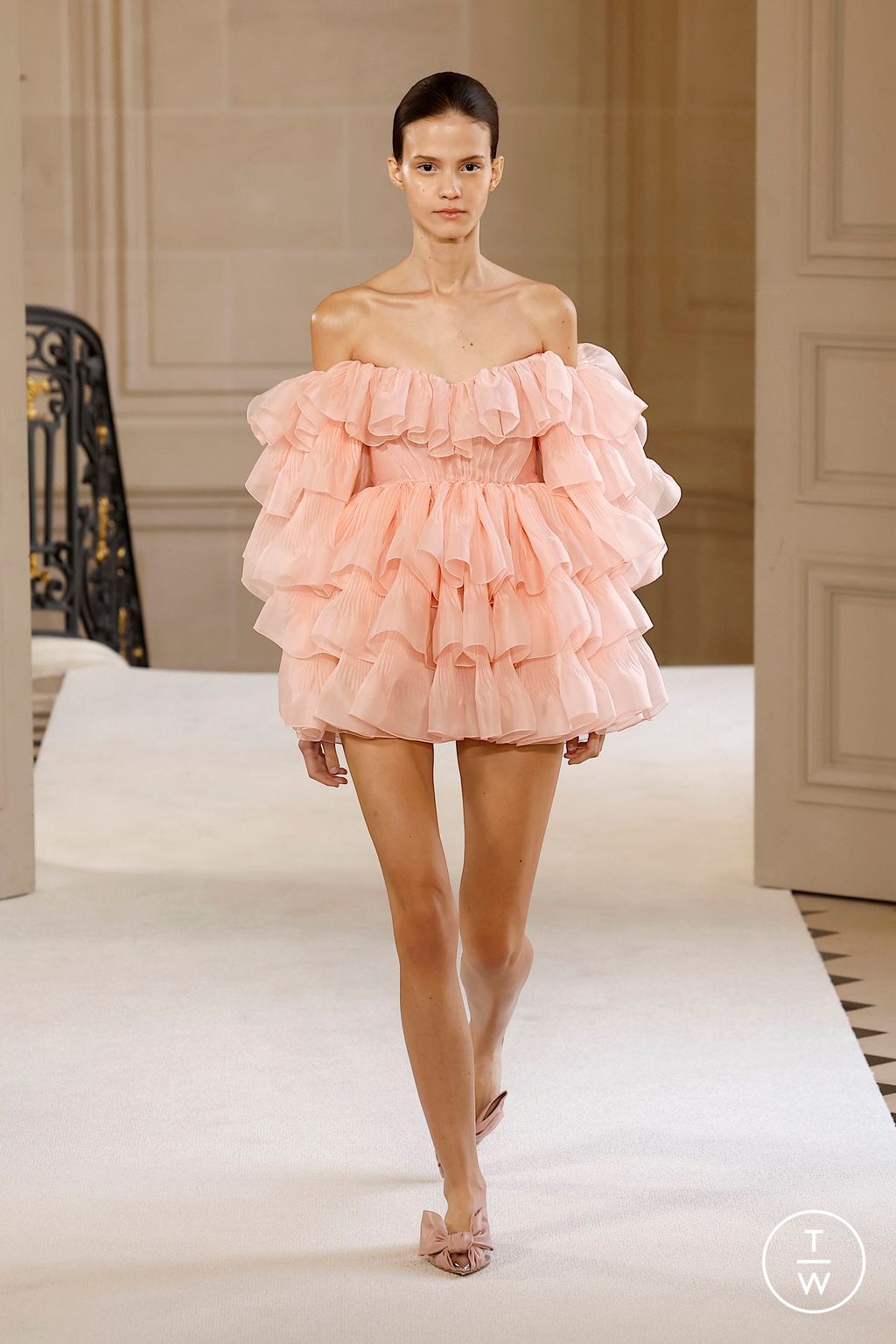 Fashion Week Paris Fall/Winter 2025 look 12 de la collection Giambattista Valli womenswear