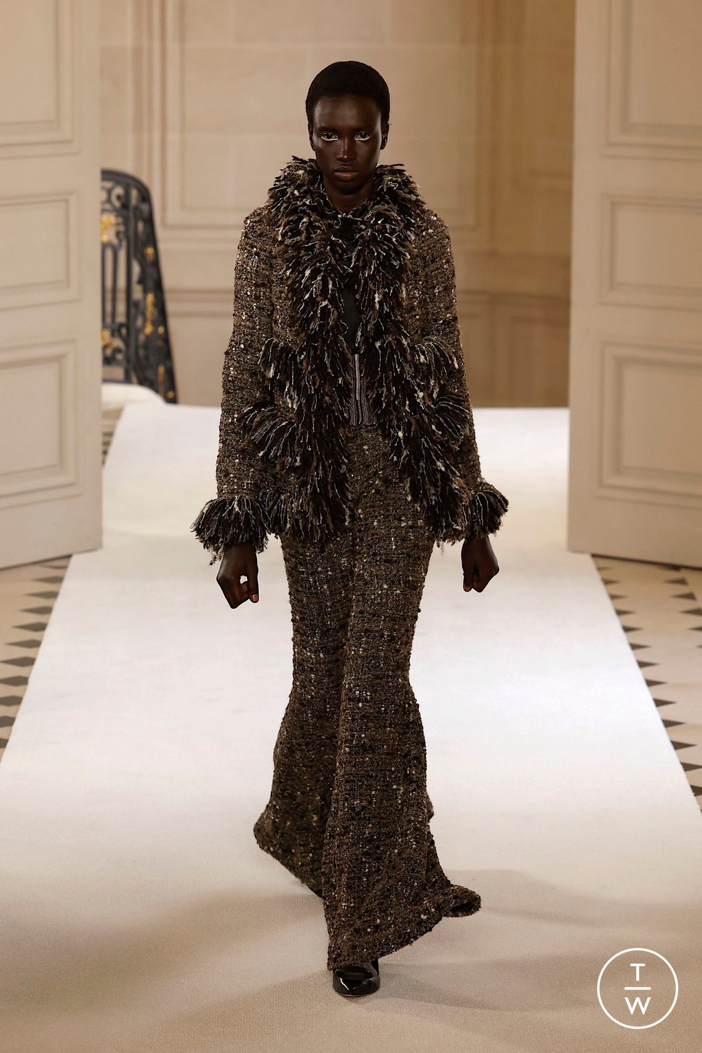 Fashion Week Paris Fall/Winter 2025 look 13 de la collection Giambattista Valli womenswear