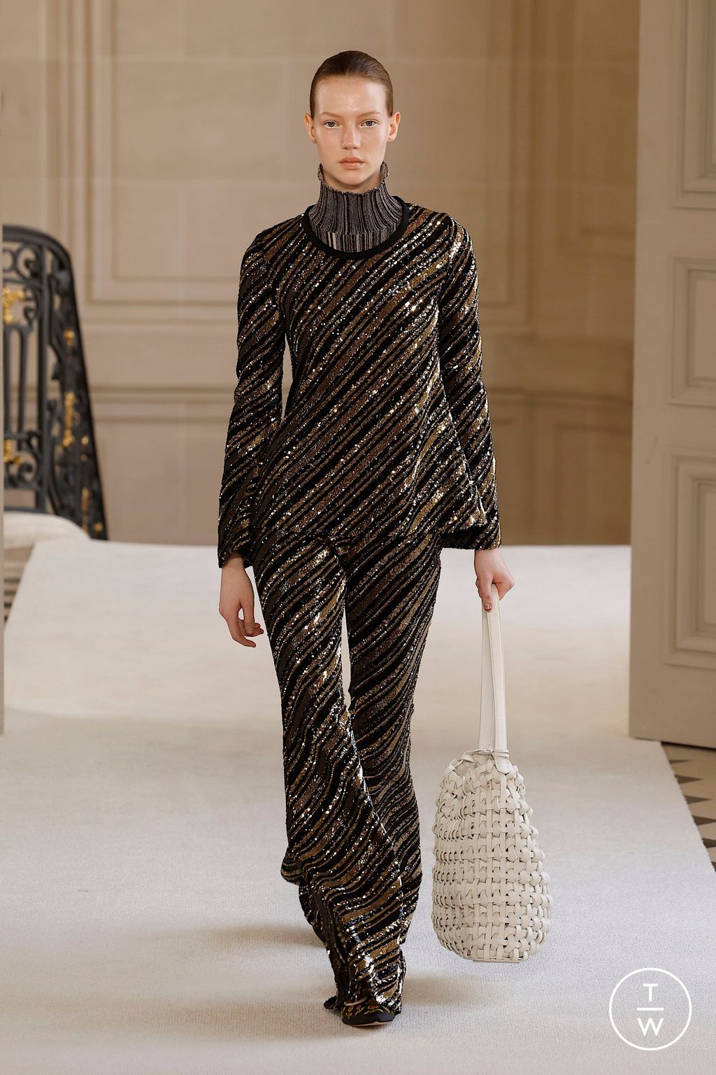 Fashion Week Paris Fall/Winter 2025 look 16 from the Giambattista Valli collection womenswear