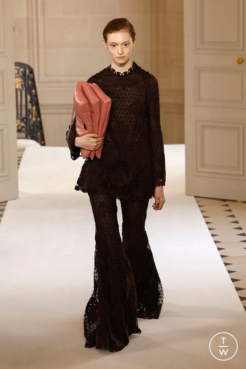 Fashion Week Paris Fall/Winter 2025 look 18 de la collection Giambattista Valli womenswear