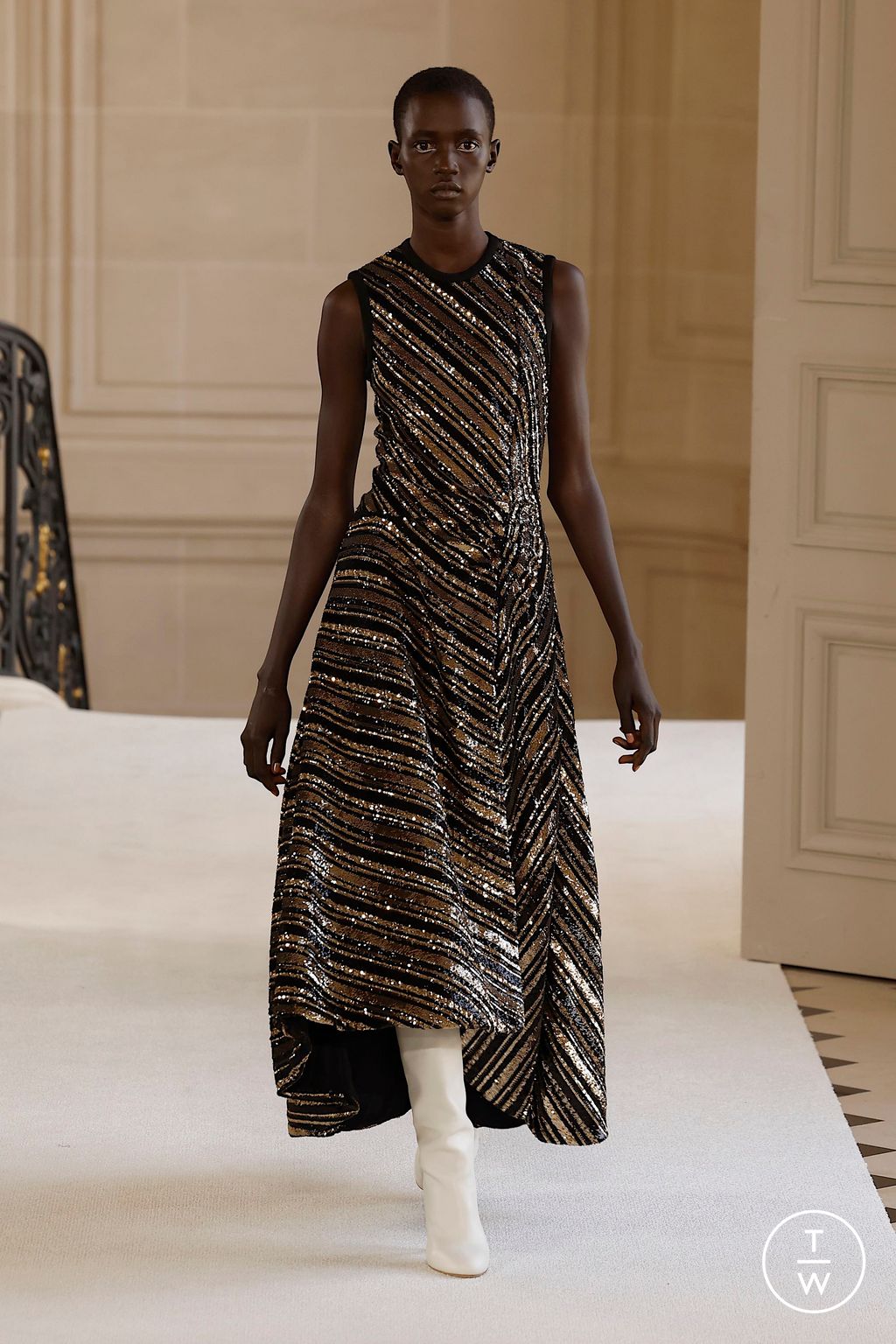Fashion Week Paris Fall/Winter 2025 look 19 from the Giambattista Valli collection womenswear
