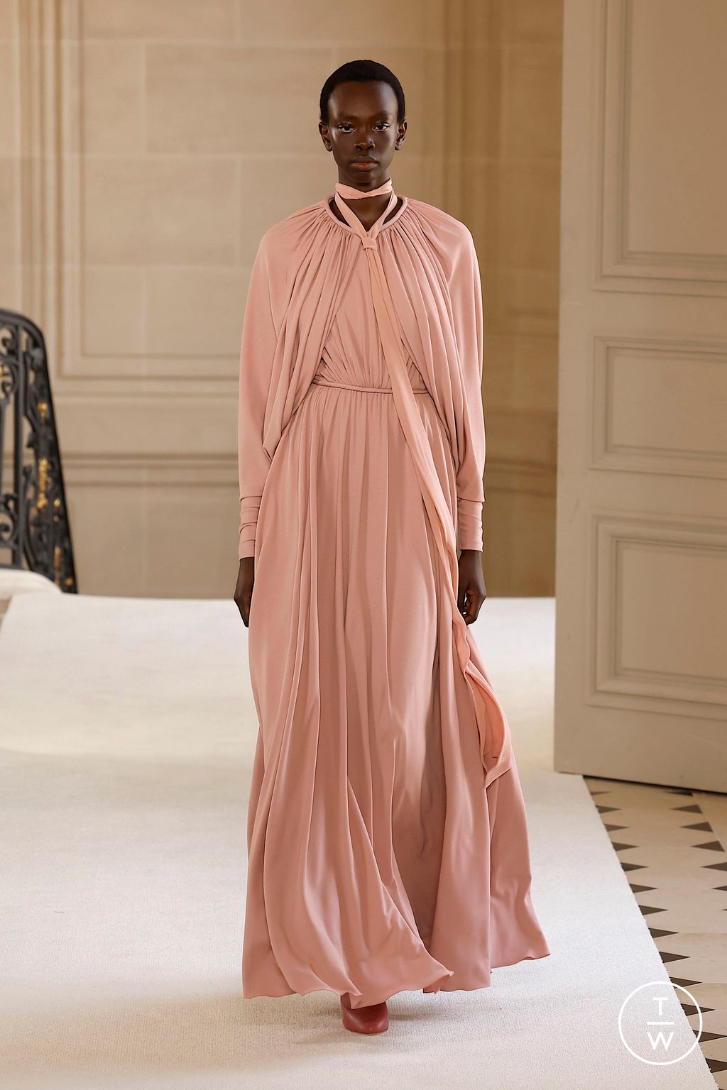 Fashion Week Paris Fall/Winter 2025 look 20 de la collection Giambattista Valli womenswear